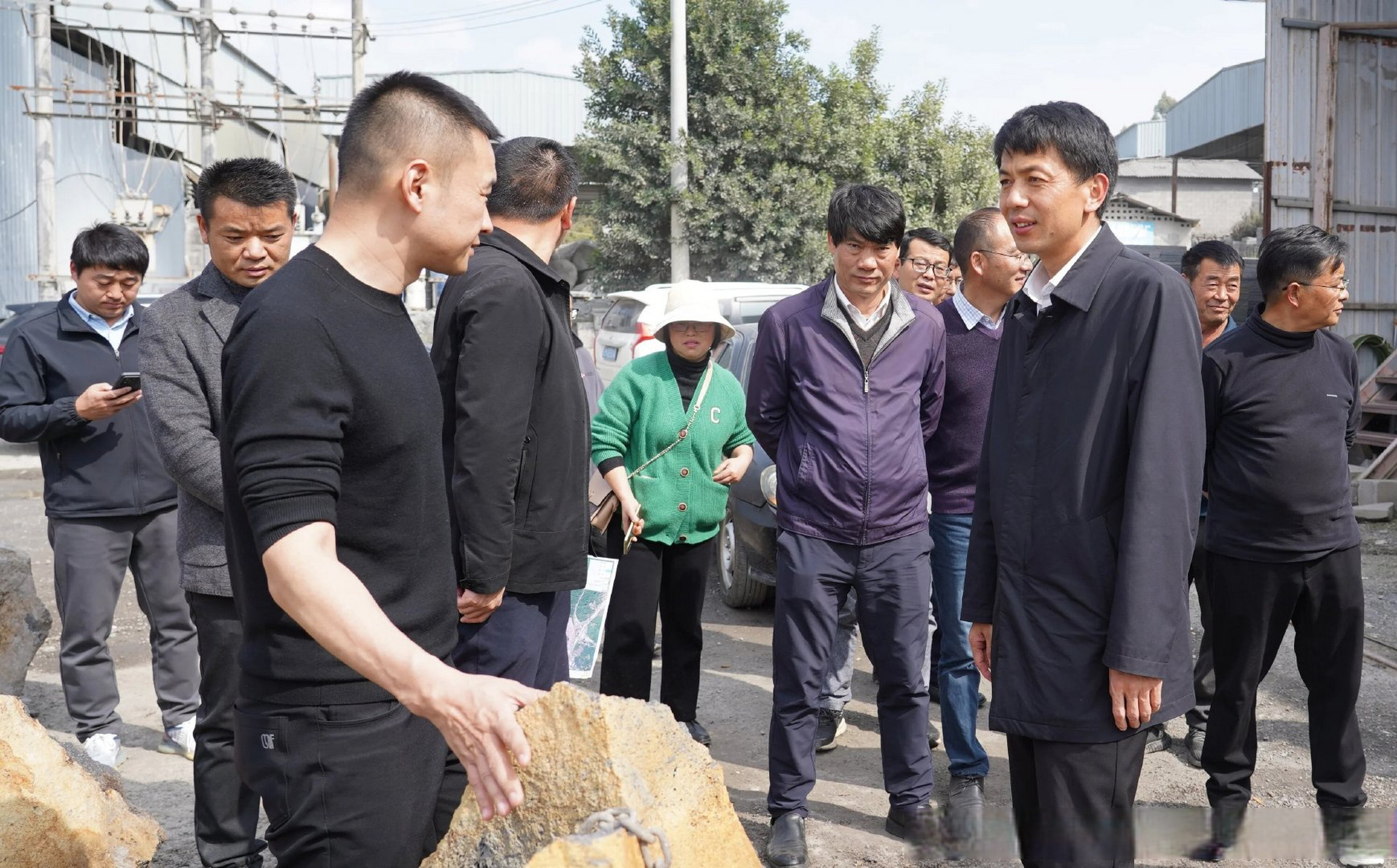 腾冲资讯#  中共腾冲市委副书记,市长杨艳龙率队到中和镇石头山笛研