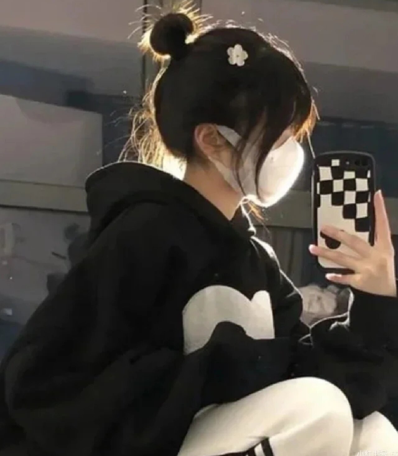 侧脸手机控女生头像