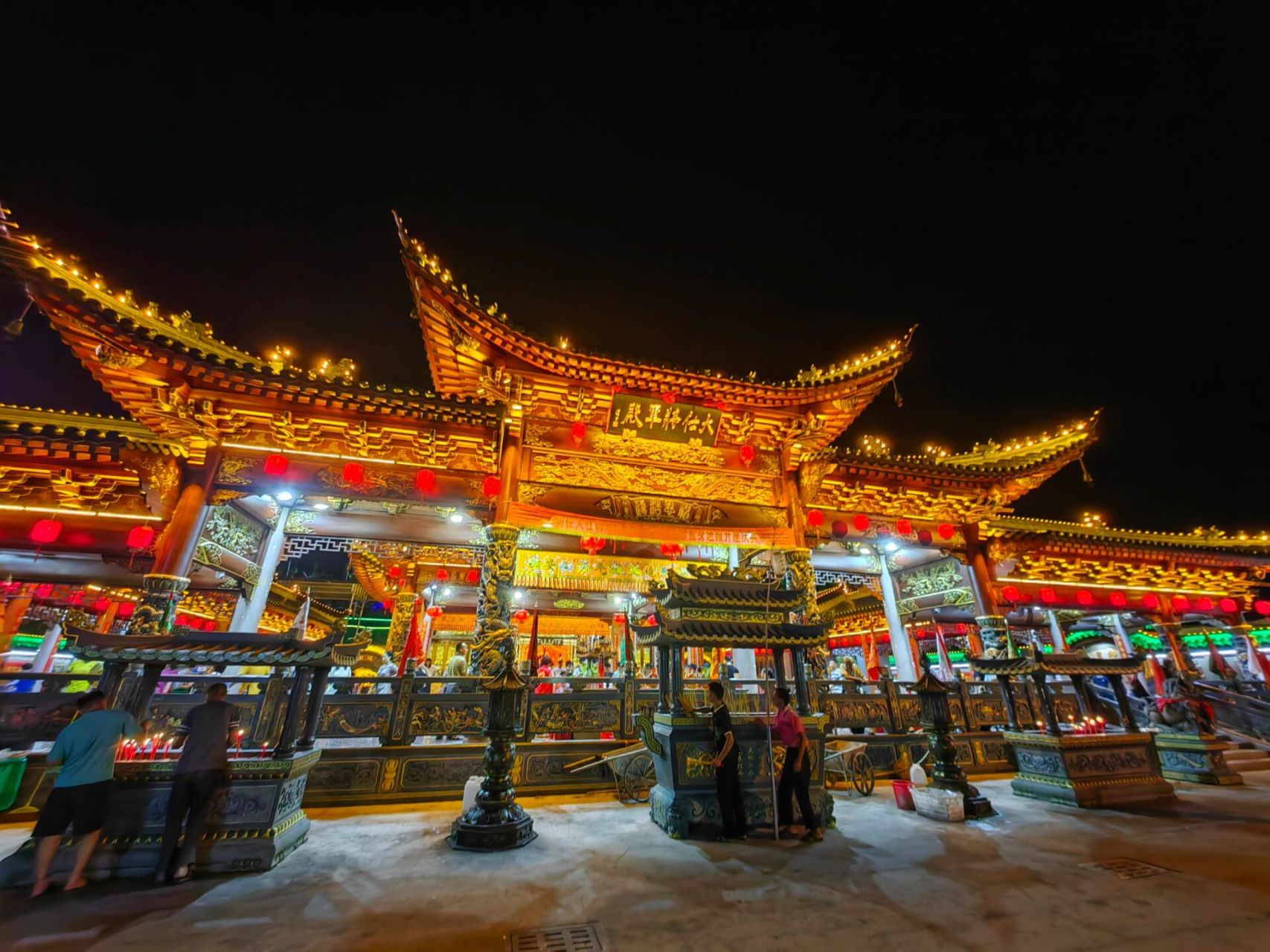 仕将军殿 一个价值几千万的梦 	  据说这个寺庙的扩建来源于一个托梦