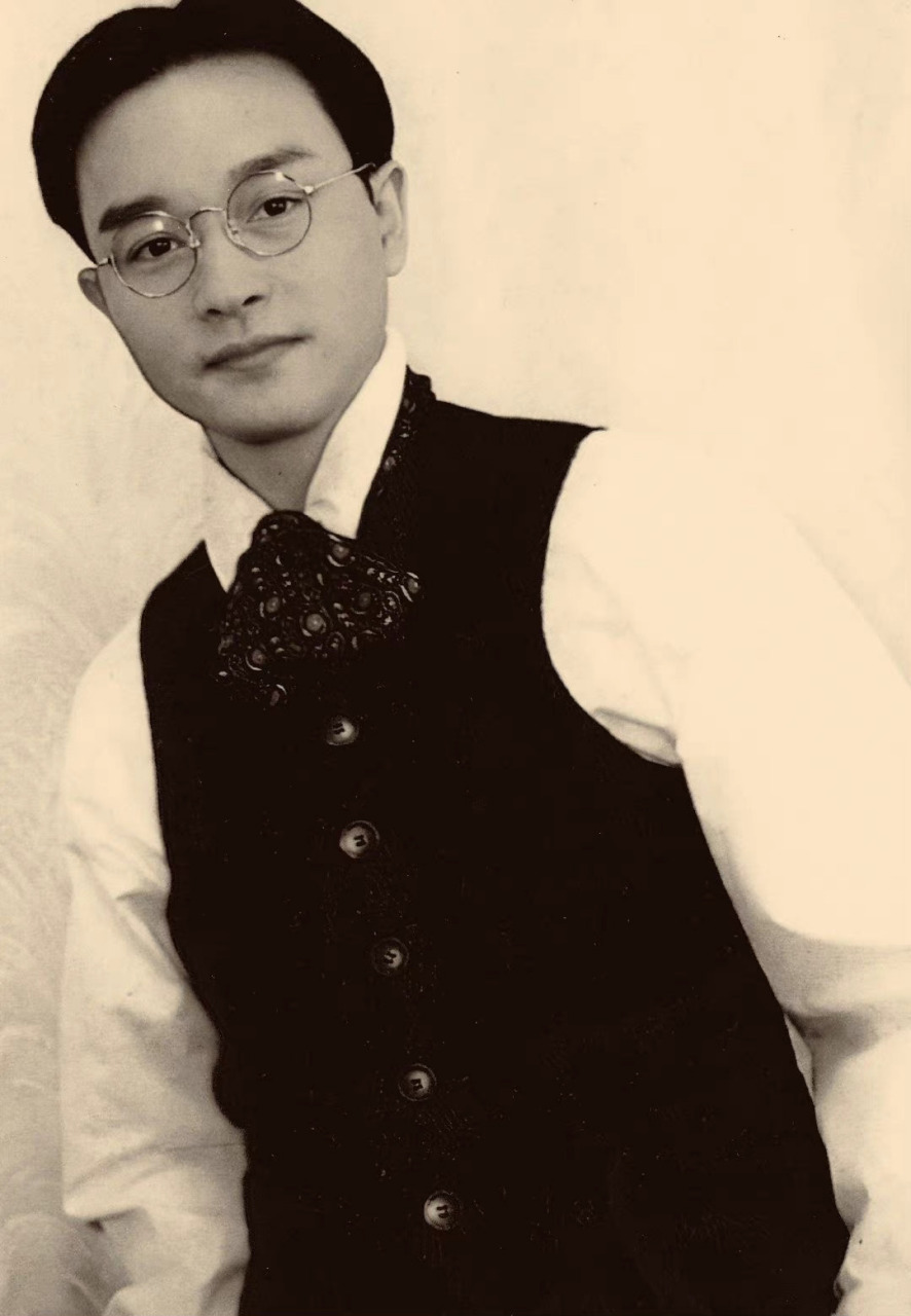 张国荣戴眼镜也有种温文儒雅的感觉