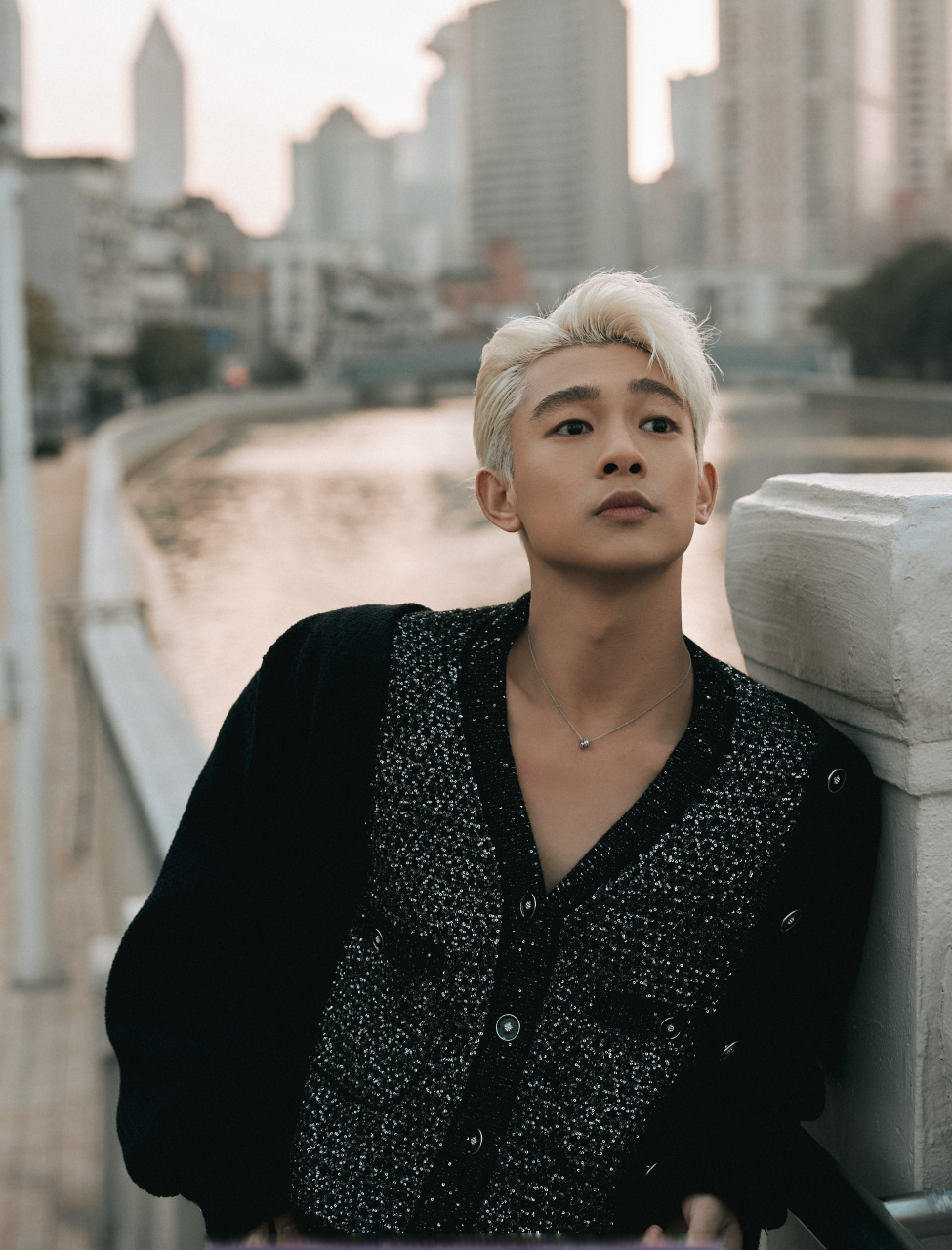 张宥浩超话nowness天才计划澄澈缱绻,光影斑斓,自在舒展漫步冬日清欢