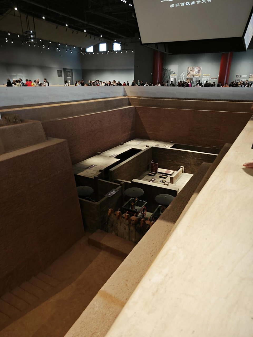 历史南昌汉代海昏侯国遗址博物馆展出了海昏侯国紫金城遗址和铁河古墓