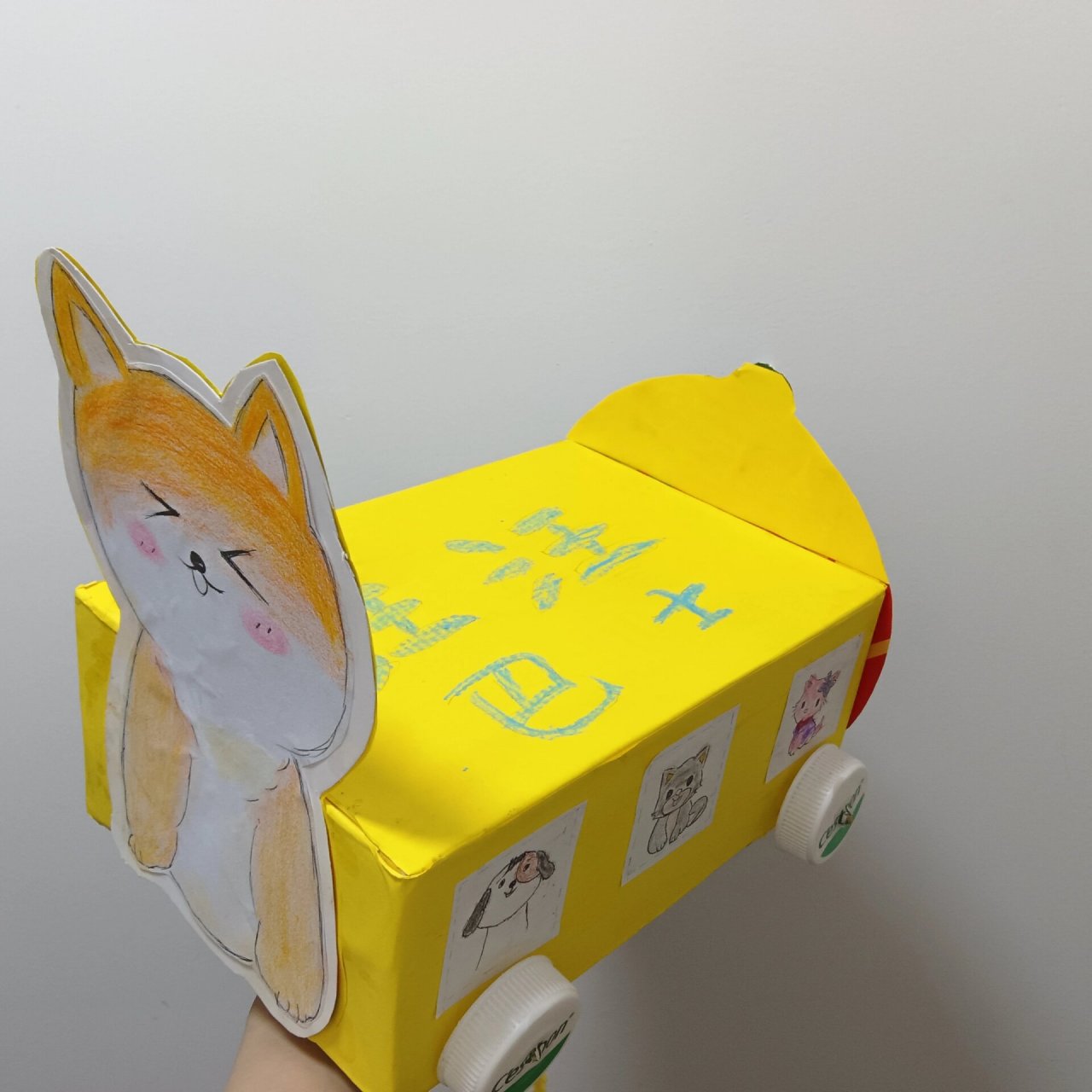鞋盒纸箱改造小拉车diy幼儿园亲子环创手工 准备材料 1.鞋盒 2.