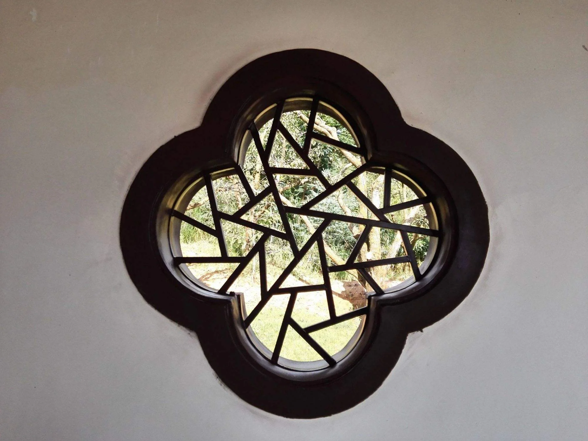 南京护舒宝与传统梅花窗