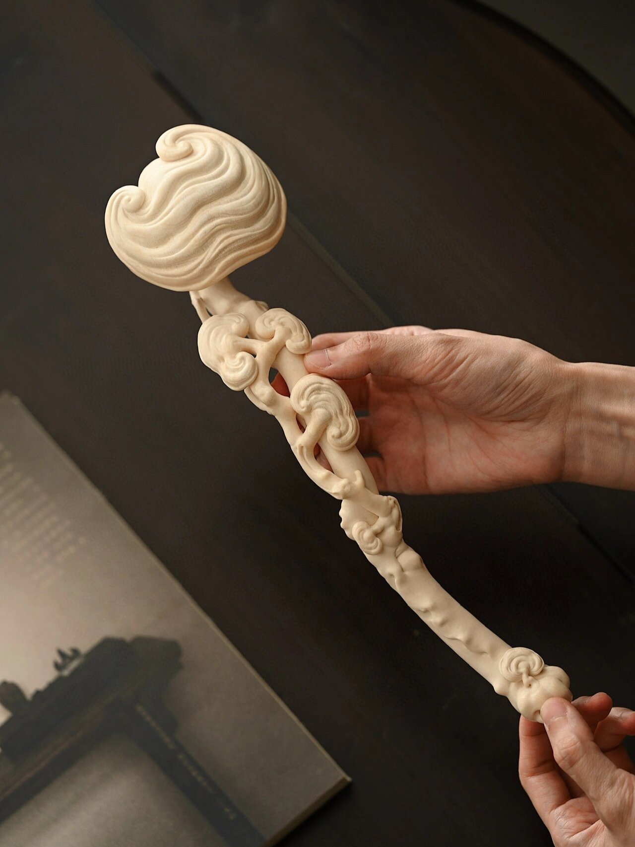 猛犸"灵芝如意" 如意以猛犸雕琢而成,曲柄翘首,呈天然灵芝形