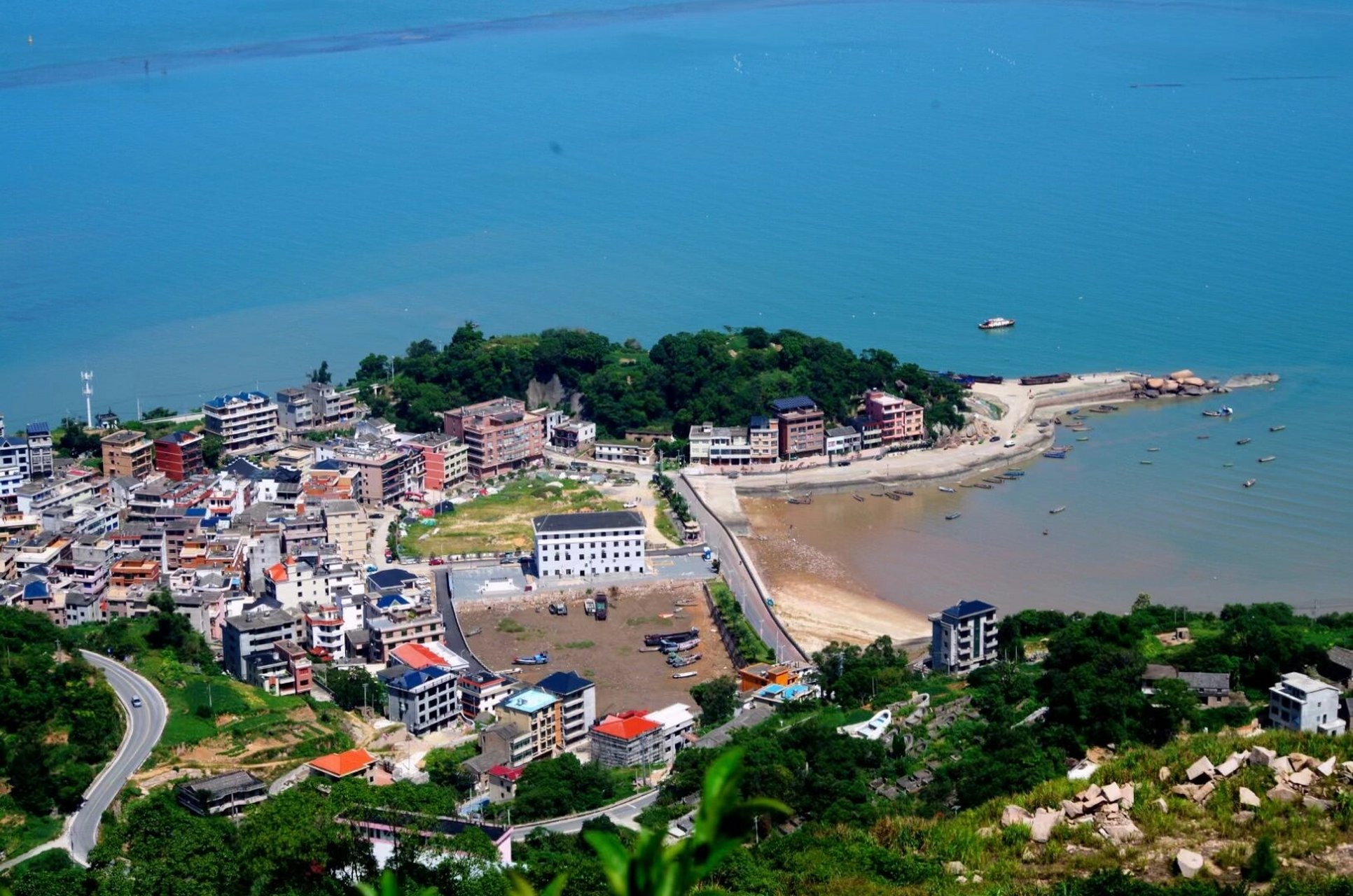 大门岛小荆山环线 小荆山位于浙江省温州市洞头瓯江口新区大门镇!