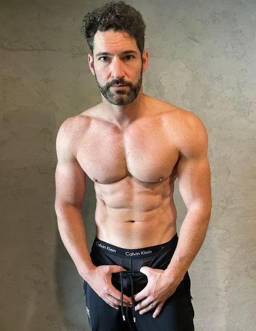 据说主演tom ellis是一个超级敬业的男人,每次新戏开拍都会去提前三