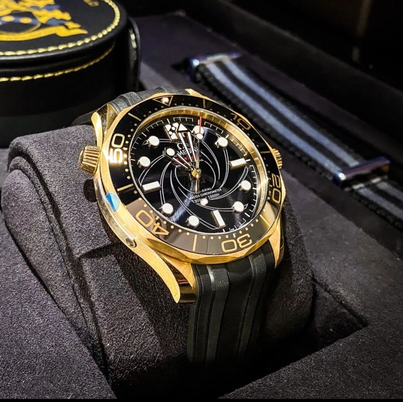 欧米茄007詹姆斯·邦德限量版套装 omega珍藏两枚腕表,表盒设计采用