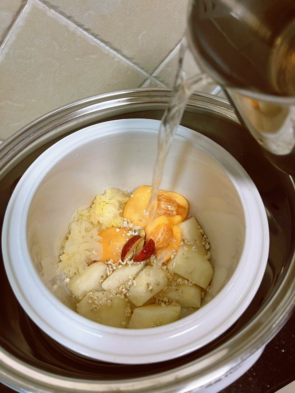 97枇杷: 祛痰止咳,生津润肺,清热健胃的功效,可用于肺热咳嗽引起的