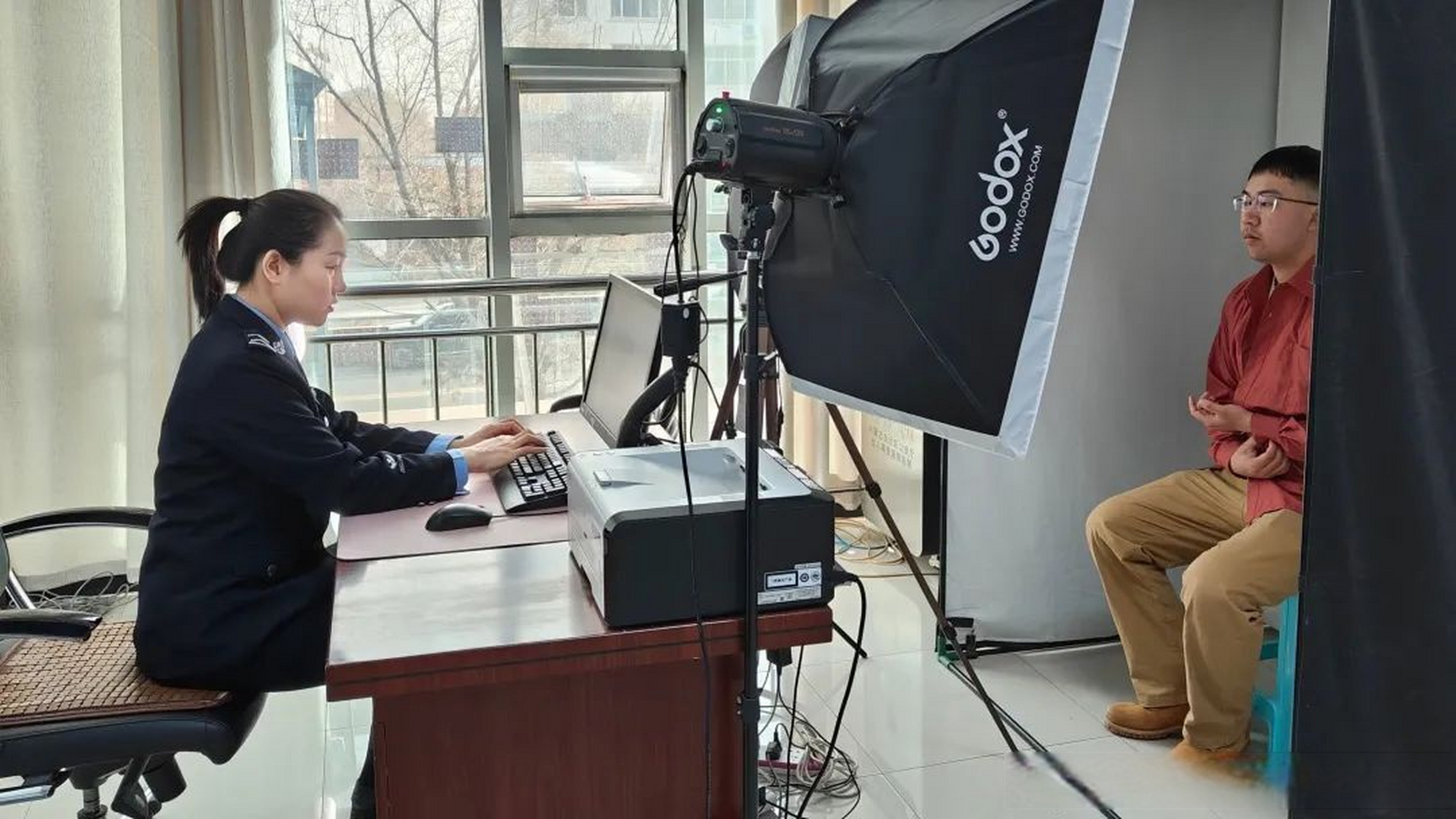 【张美荣:十余年平凡坚守 默默释放服务"微光"】[网页链接]  在公安