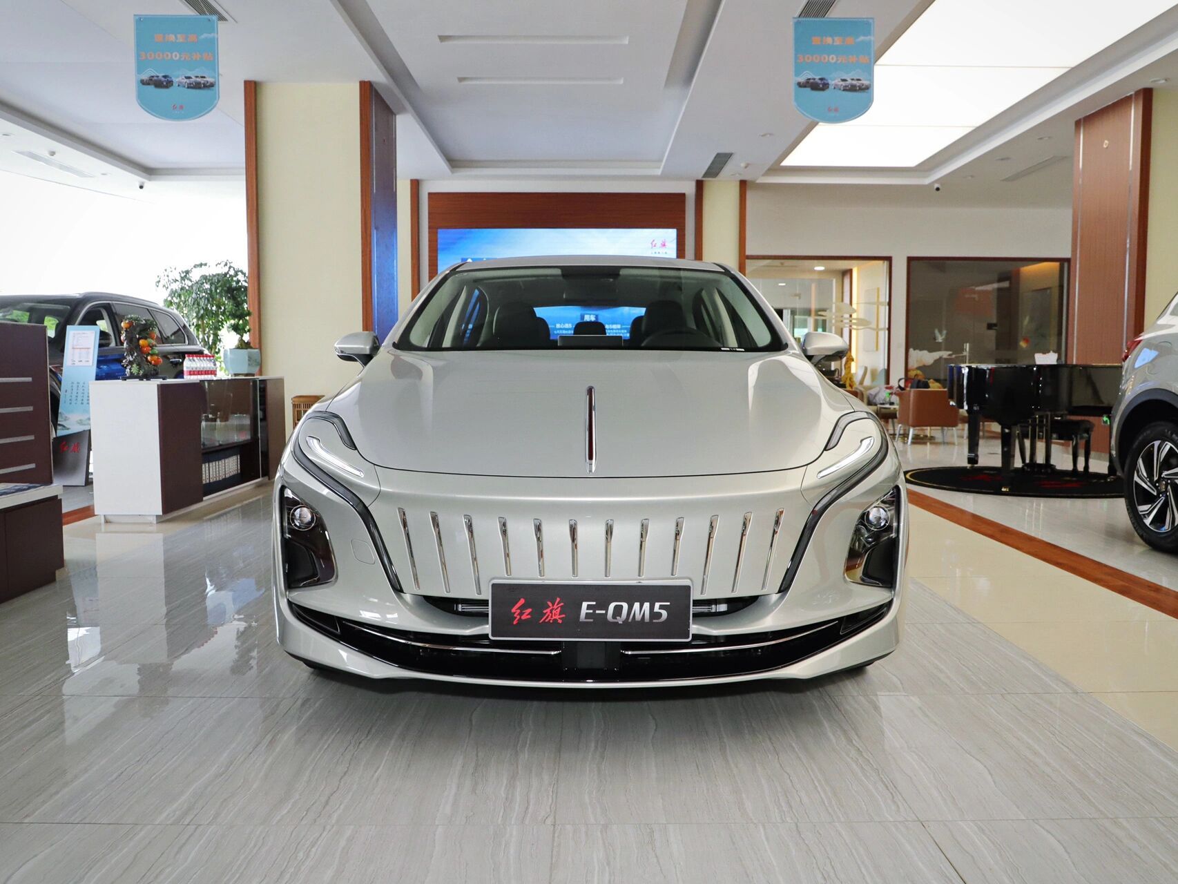 红旗e-qm5  2021款  充电  滴滴版  指导价 239800   开票价189000