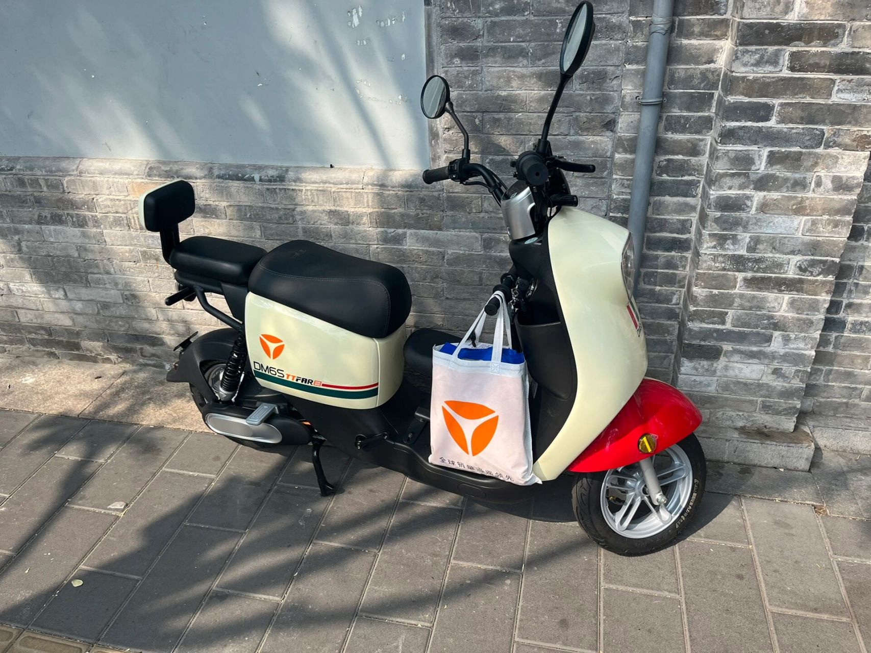 冠能dm6s 续航百公里,购车即送精美大礼包  	 雅迪冠能系列dm6s 雅迪