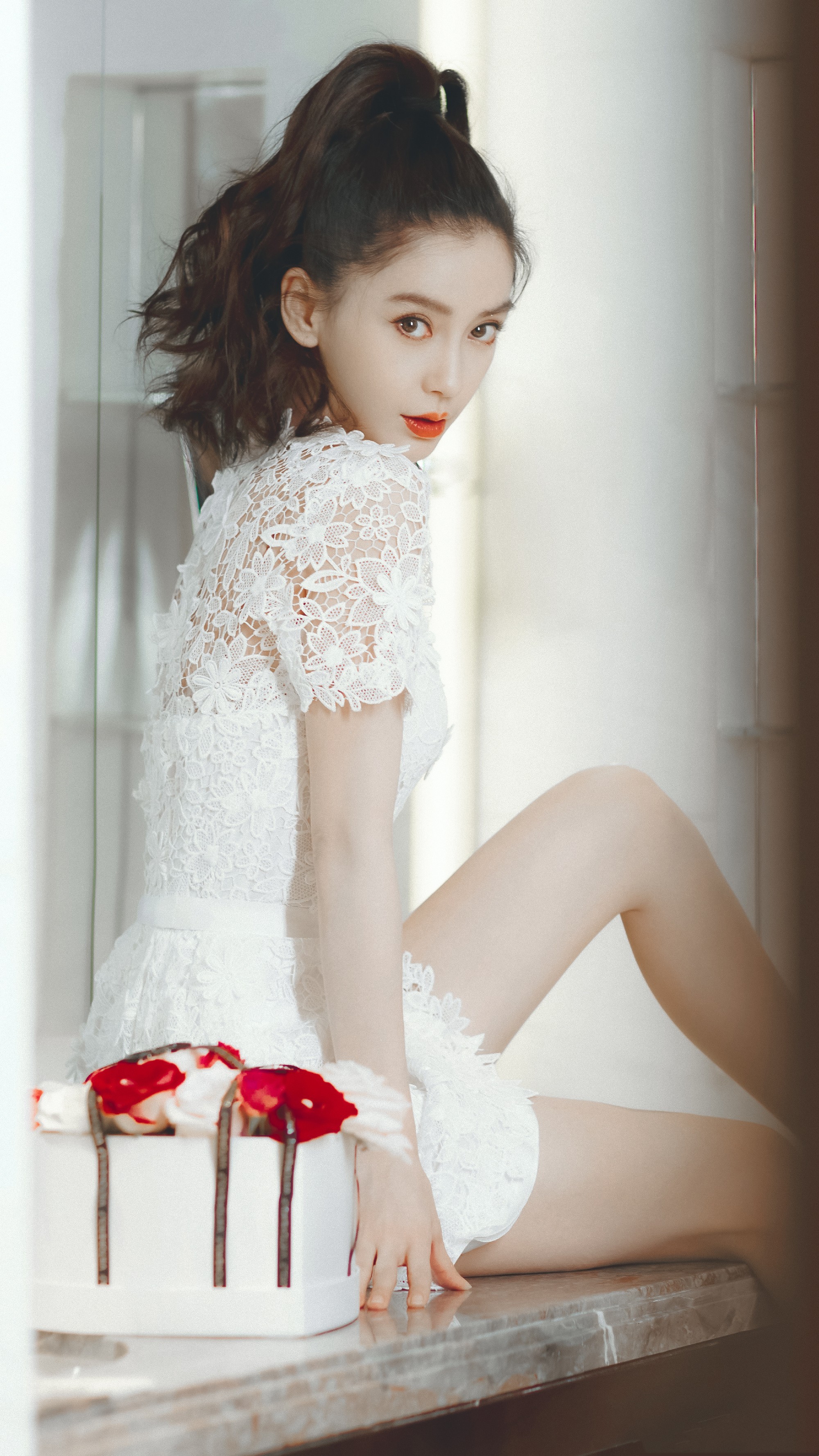 angelababy白色蕾丝裙好美