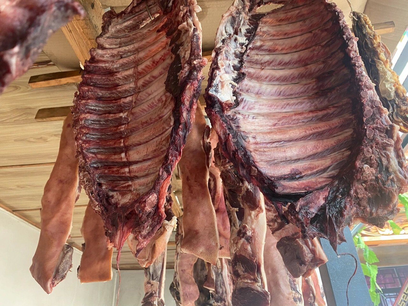 香格里拉餐桌美食 藏香猪肉 藏香猪又名"人参猪"和"蕨麻猪",是一种