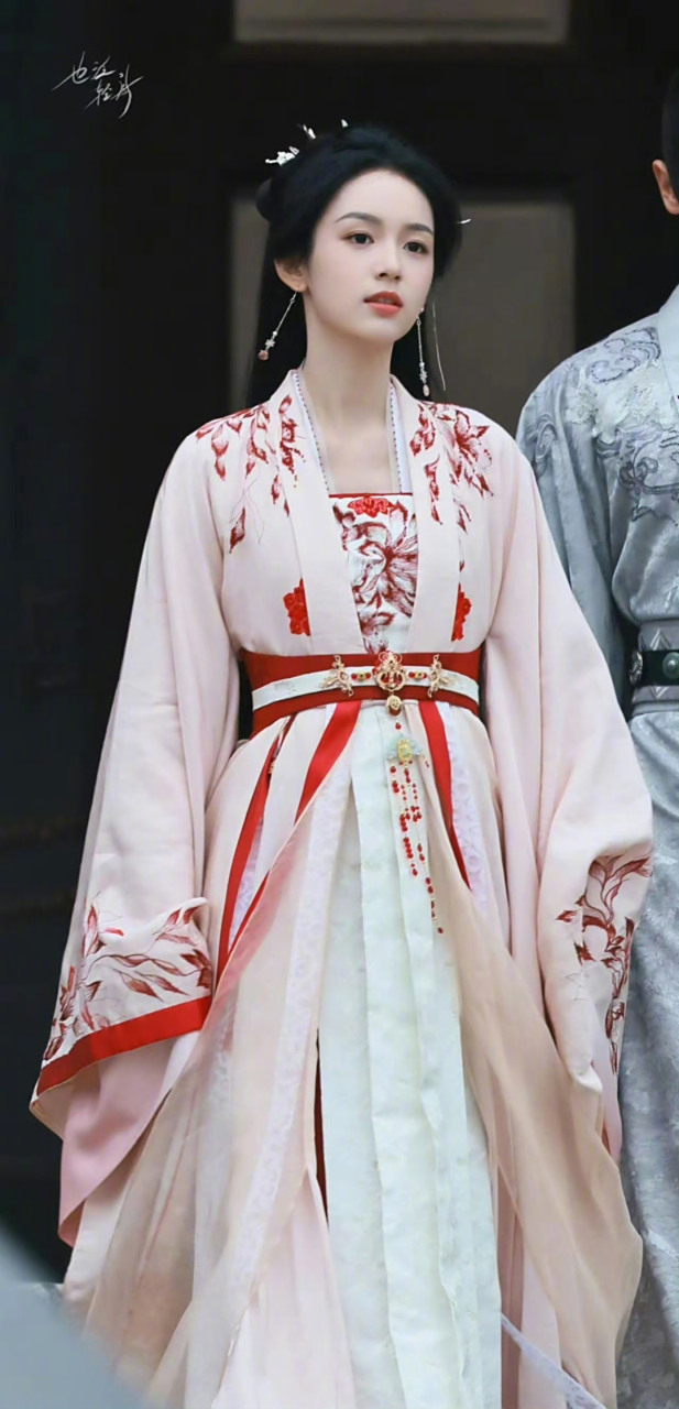 咪咕星鲜事##周也禾晏凤冠造型# 周也yeah 的古装总是能让人轻松吻