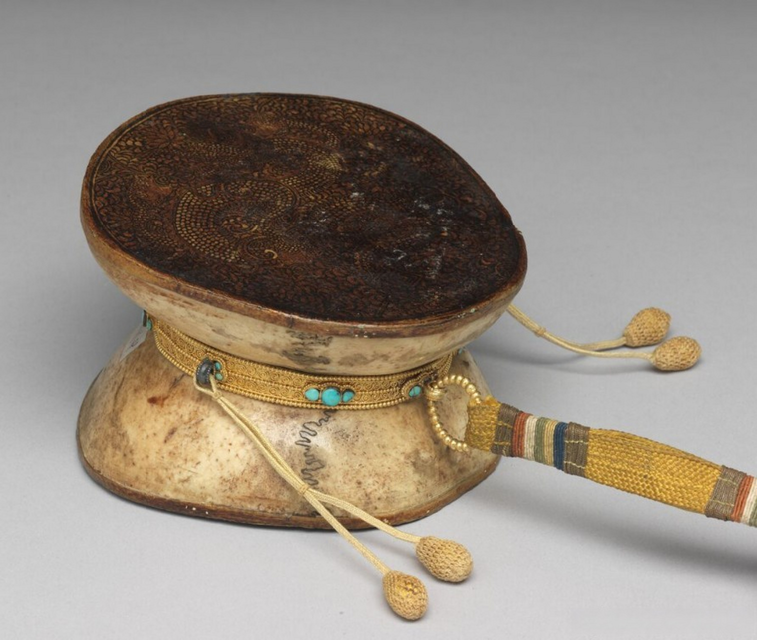 人头盖骨制成的法器-扎嘛噜手鼓 台北故宫博物院藏,西藏  以两个头盖