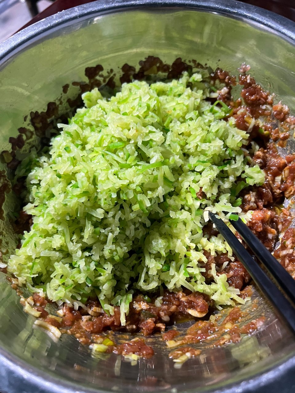 一口气炫了13个烫面猪肉萝卜馅蒸饺 食材:青萝卜,猪肉馅,面粉 做法