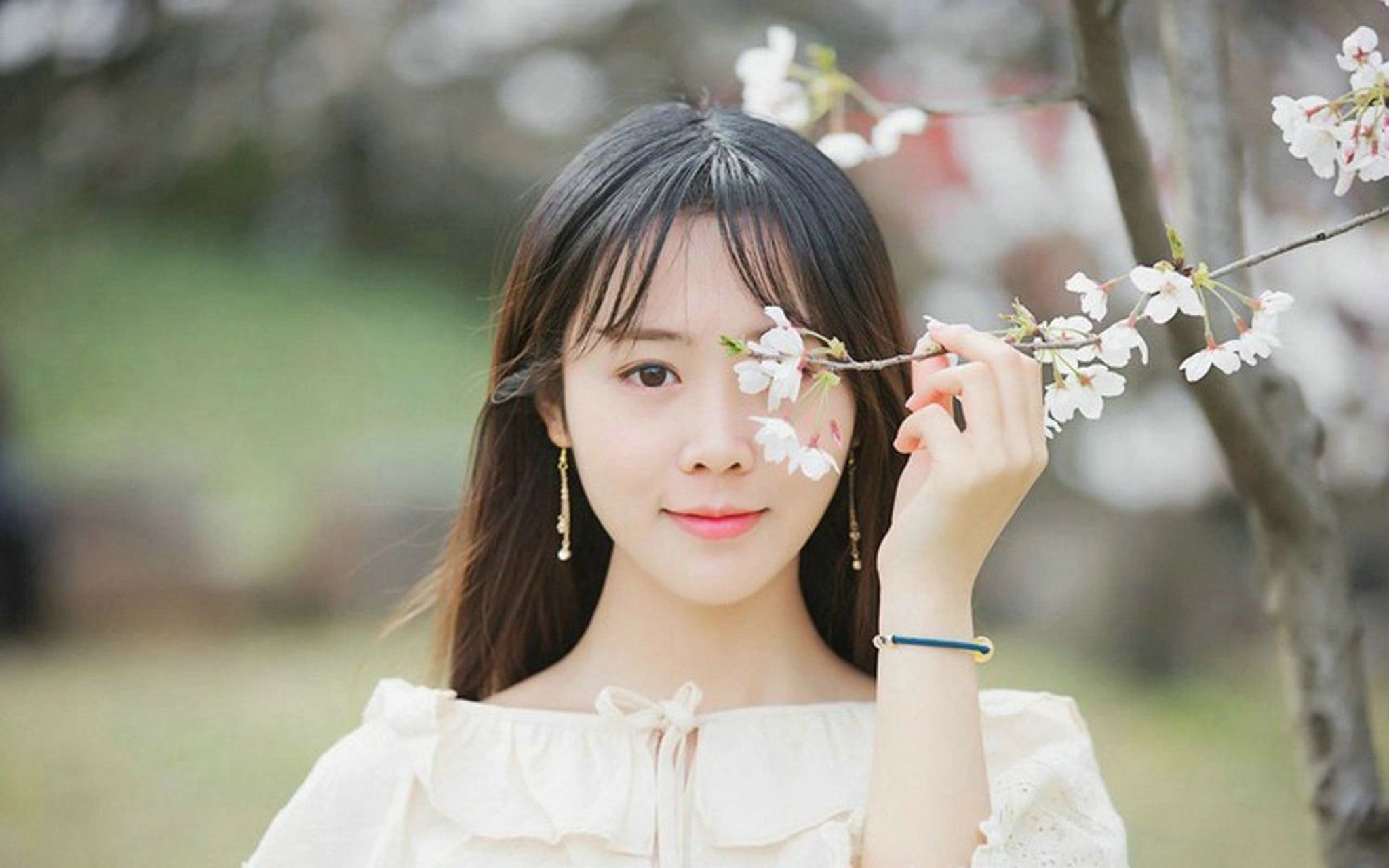 《触景生情》王刚 小雪 王刚那炽热的眼神很快就被雪儿妈感觉到了.