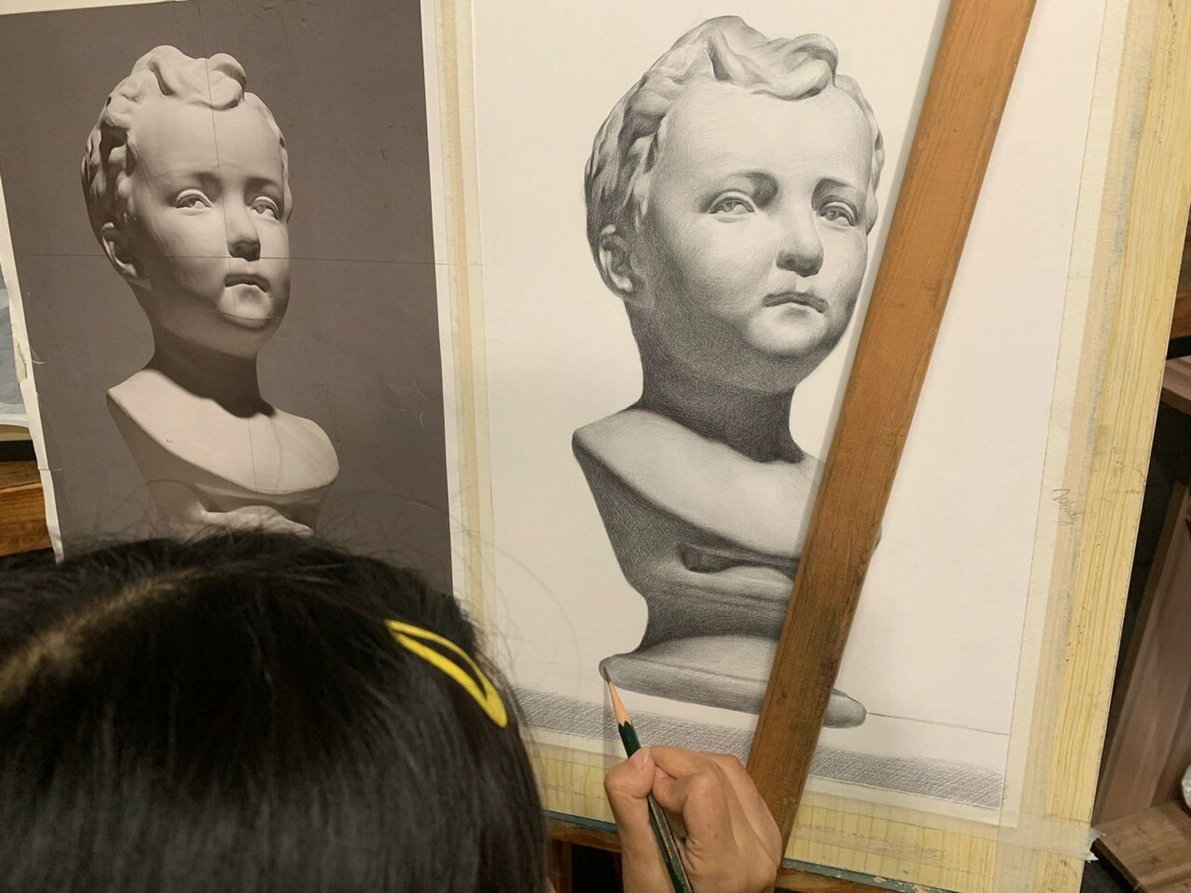 带学生体验一把百年前法国学院派素描技法 在学员画面基础上修改演示