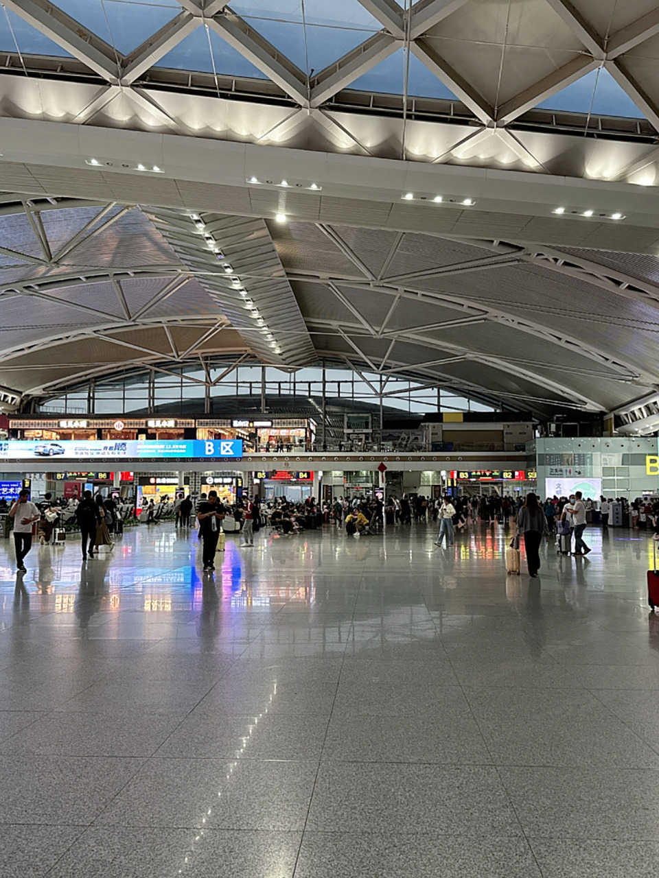 广州南站东,西进站口 开车过来广州南站,东进站口要上二楼,上来是a2