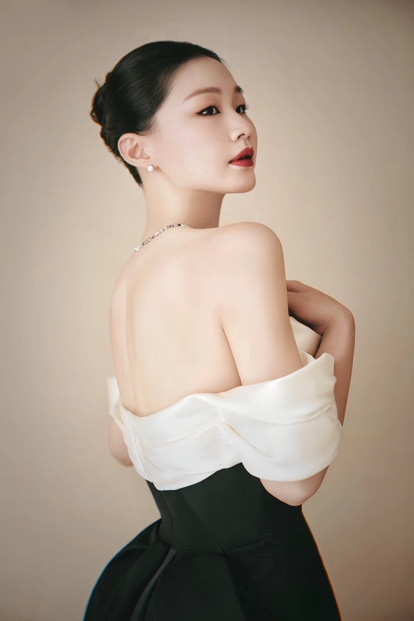 【金靖】金鹰节礼服,美佣嘞   你眼眸中有不一样的东西,不炙热,但坚韧