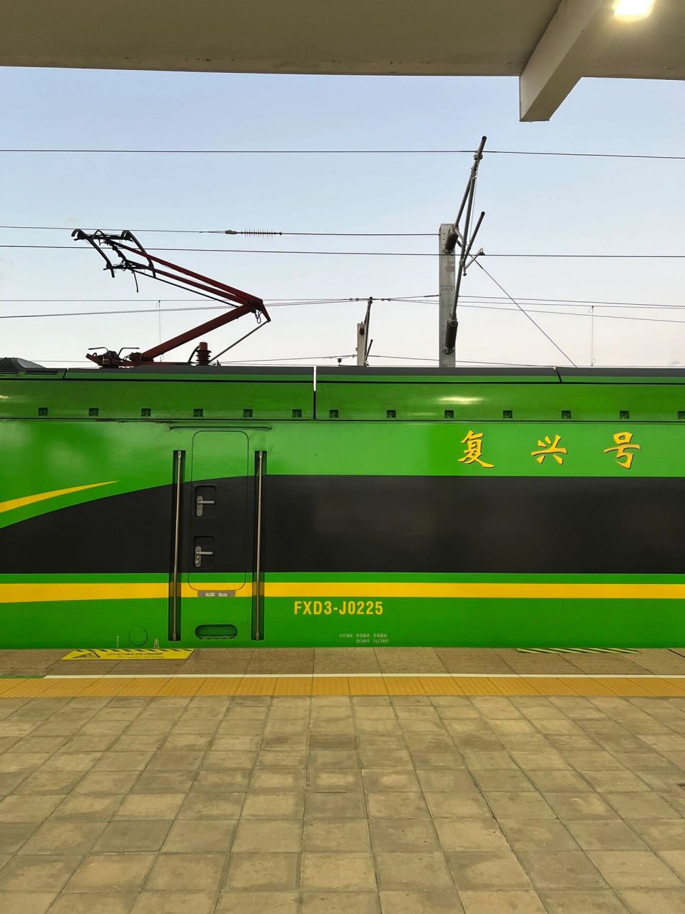 广通北,到村里了 风景宜人啊出站来 只有俩小商店吹着风终于远离城市