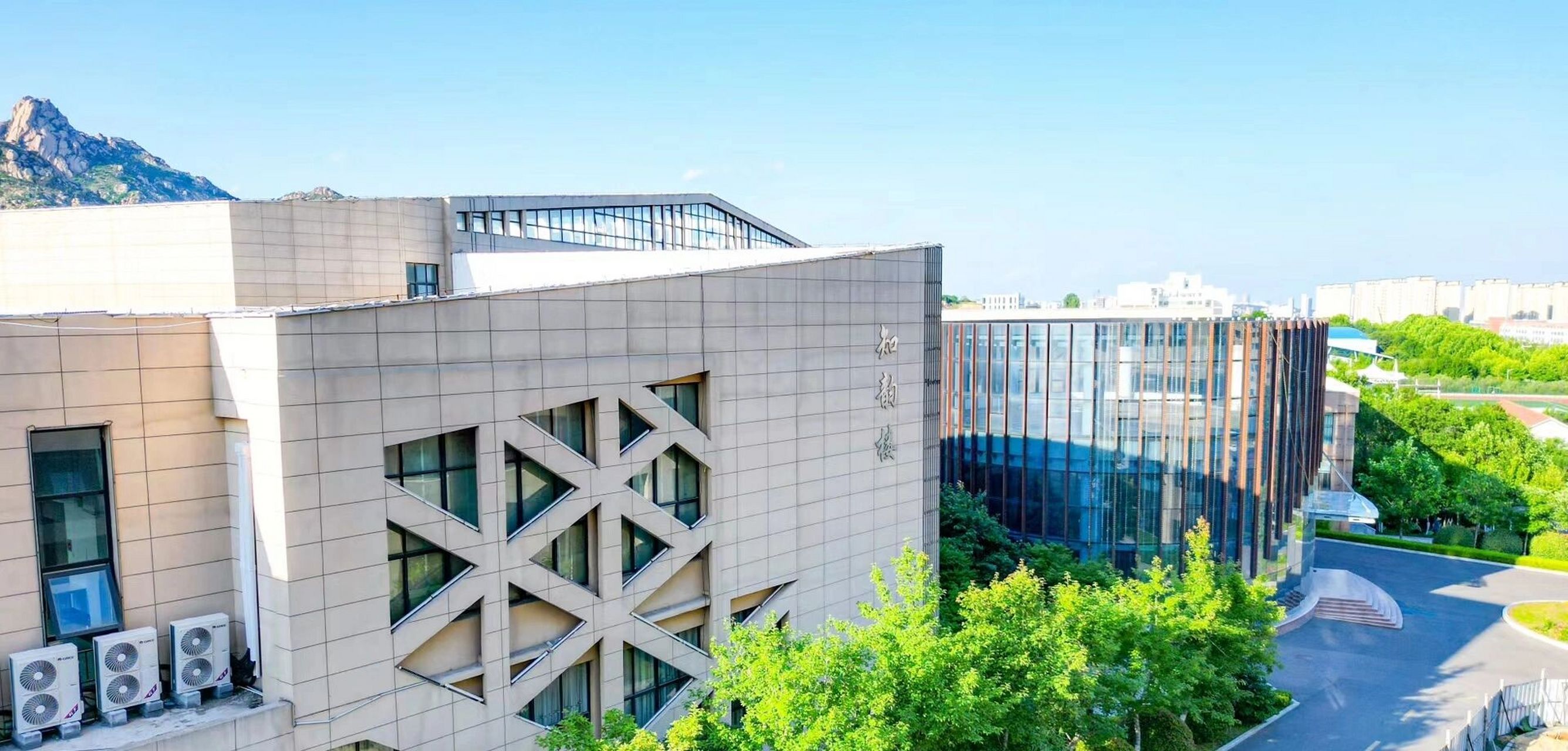 青岛黄海学院航拍图 青岛黄海学院虎山宿舍校区航拍景图这是我在放假