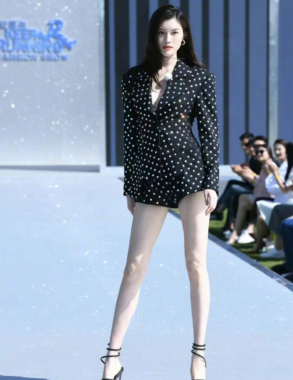 李小冉90何穗  大家觉得她俩谁更白?