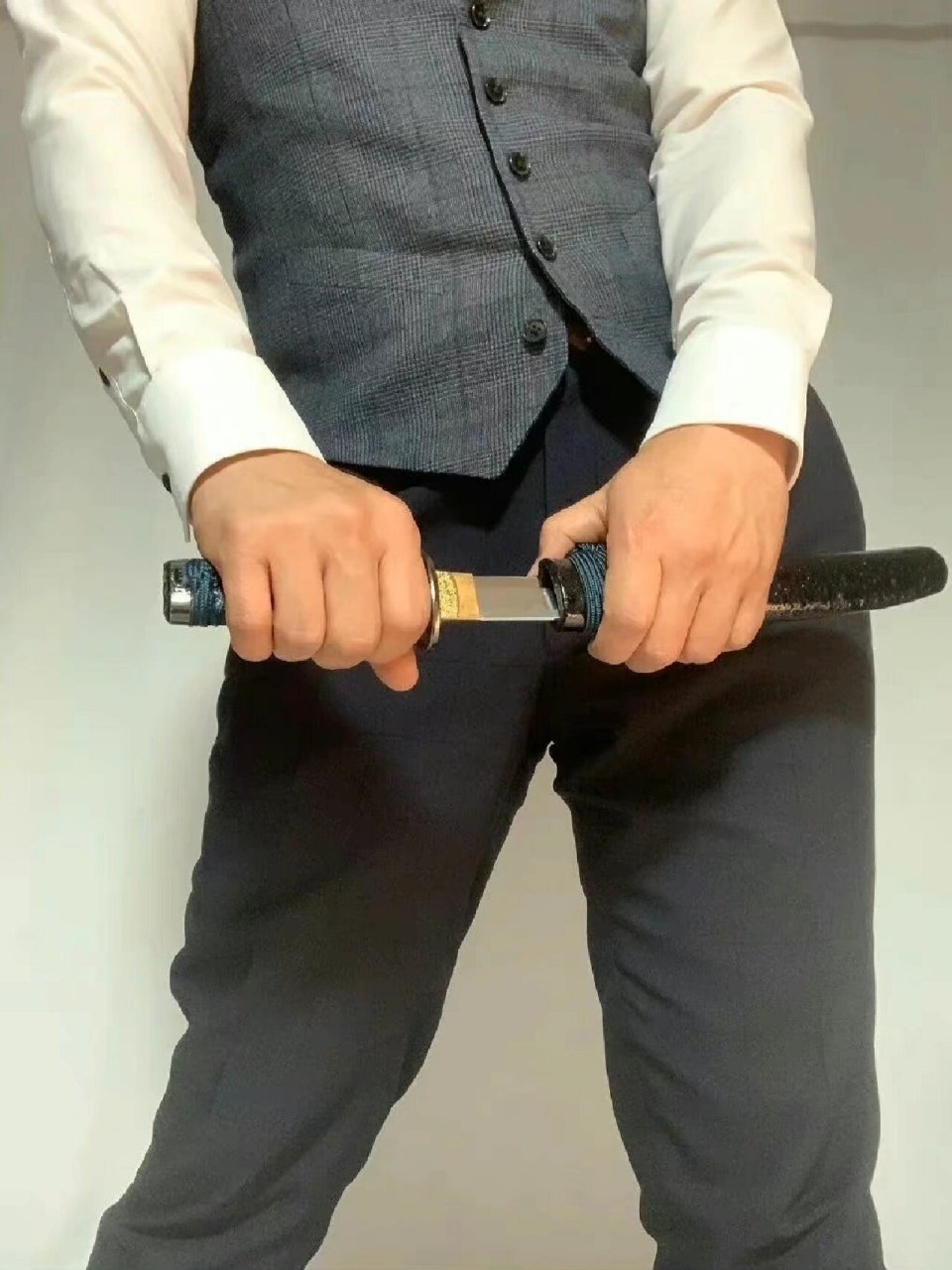 绘画参考 | 手握短刀姿势 帅气的握短刀手势参考 77解锁更多绘画