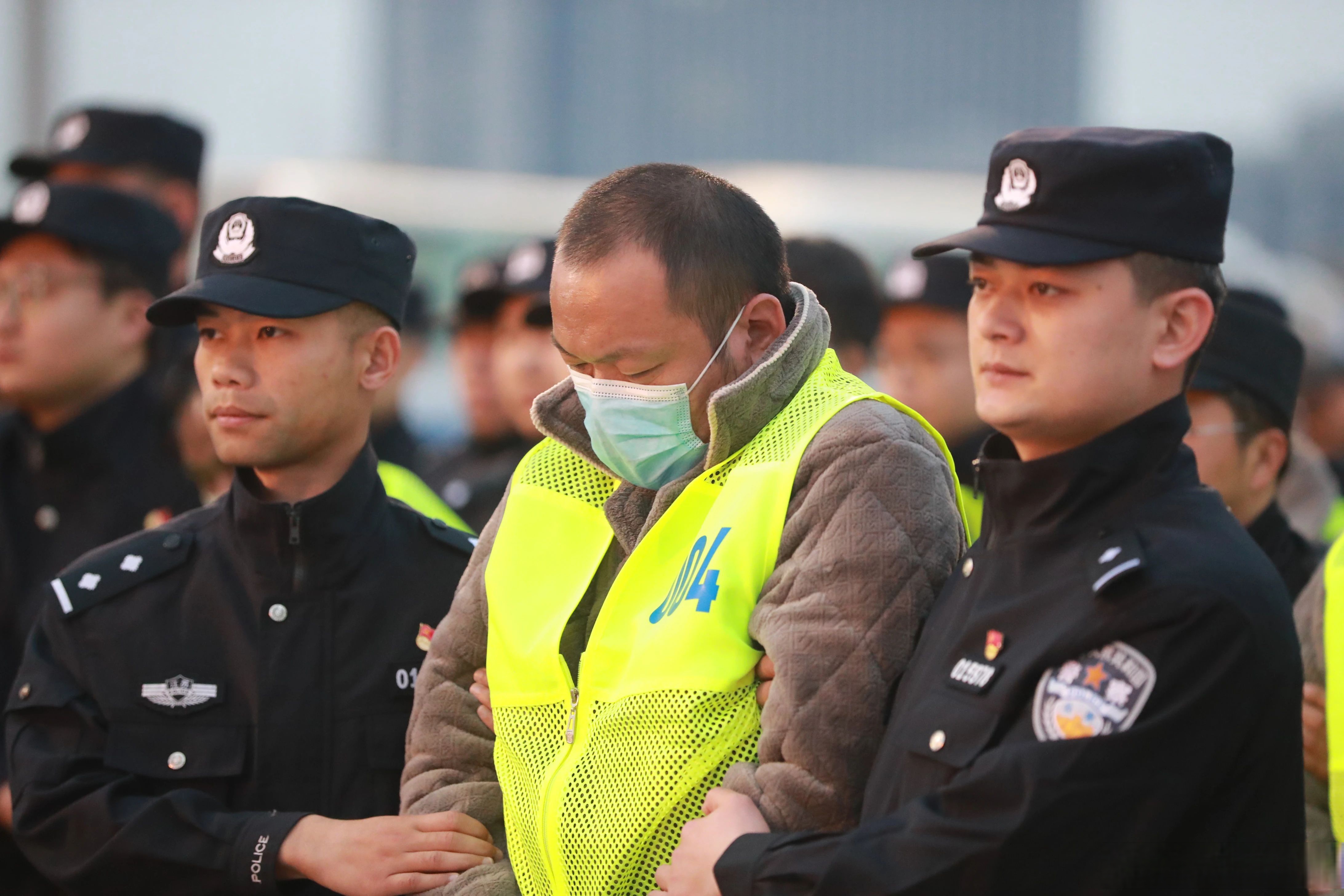 将被押解回国# 2月20日,随着中国民航包机陆续降落在江苏南京国际机场