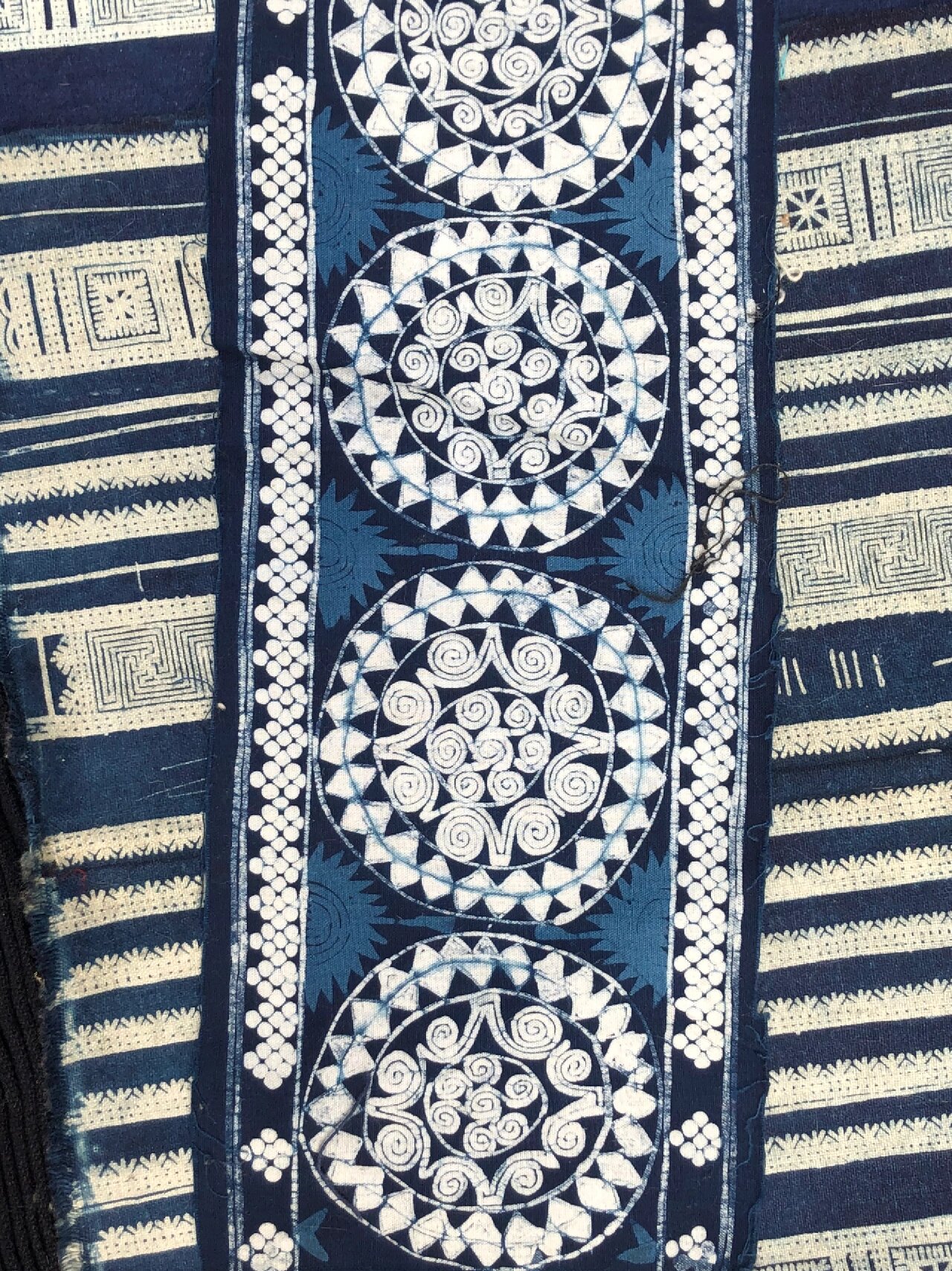 布依族的蜡染袖饰纹样集合|秩序美 一直对布依族绣饰上的蜡染纹样有着