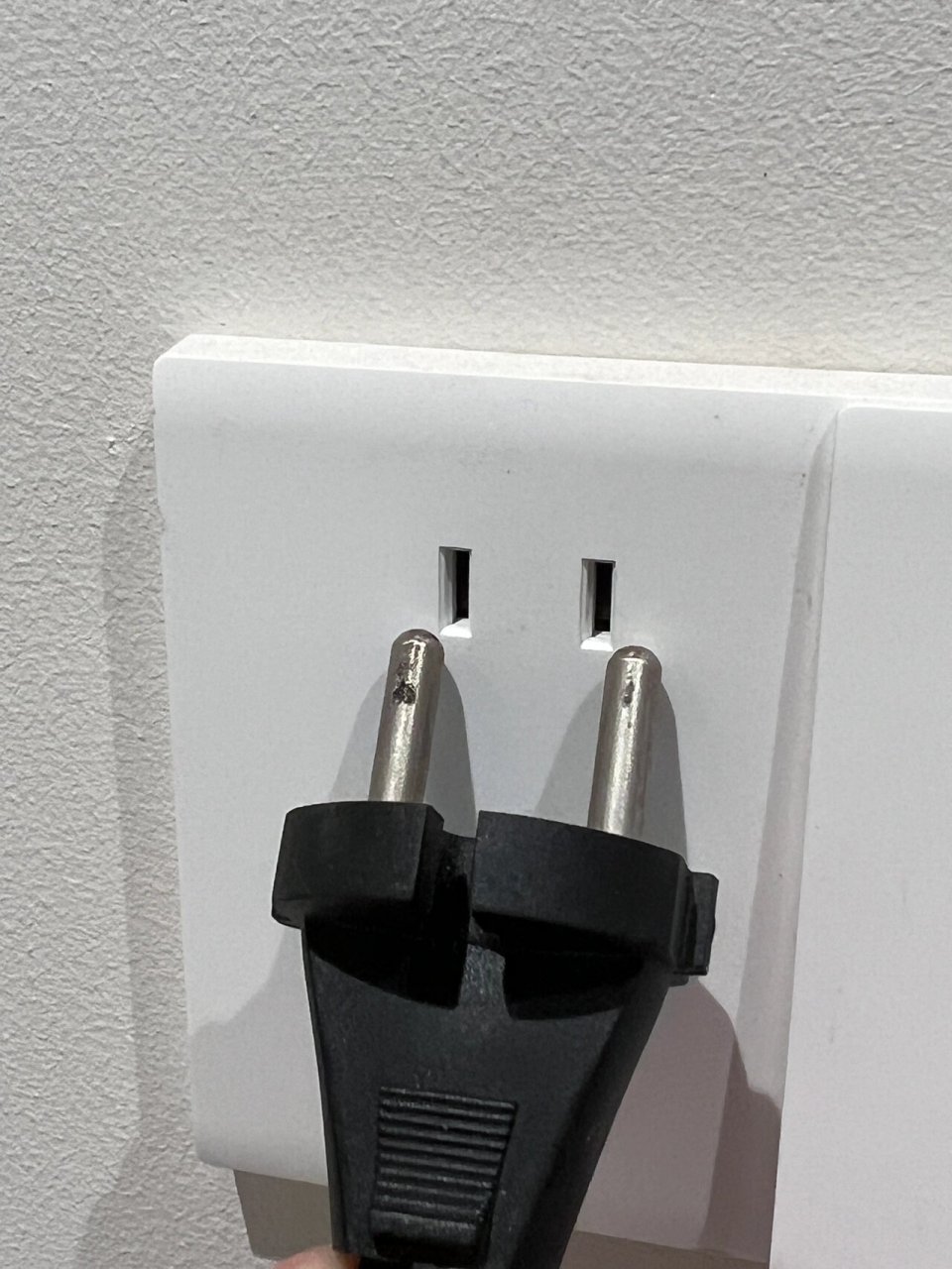 圆头对上扁孔 据说新国标插座都是这种扁头,对儿童比较友好,手指戳不