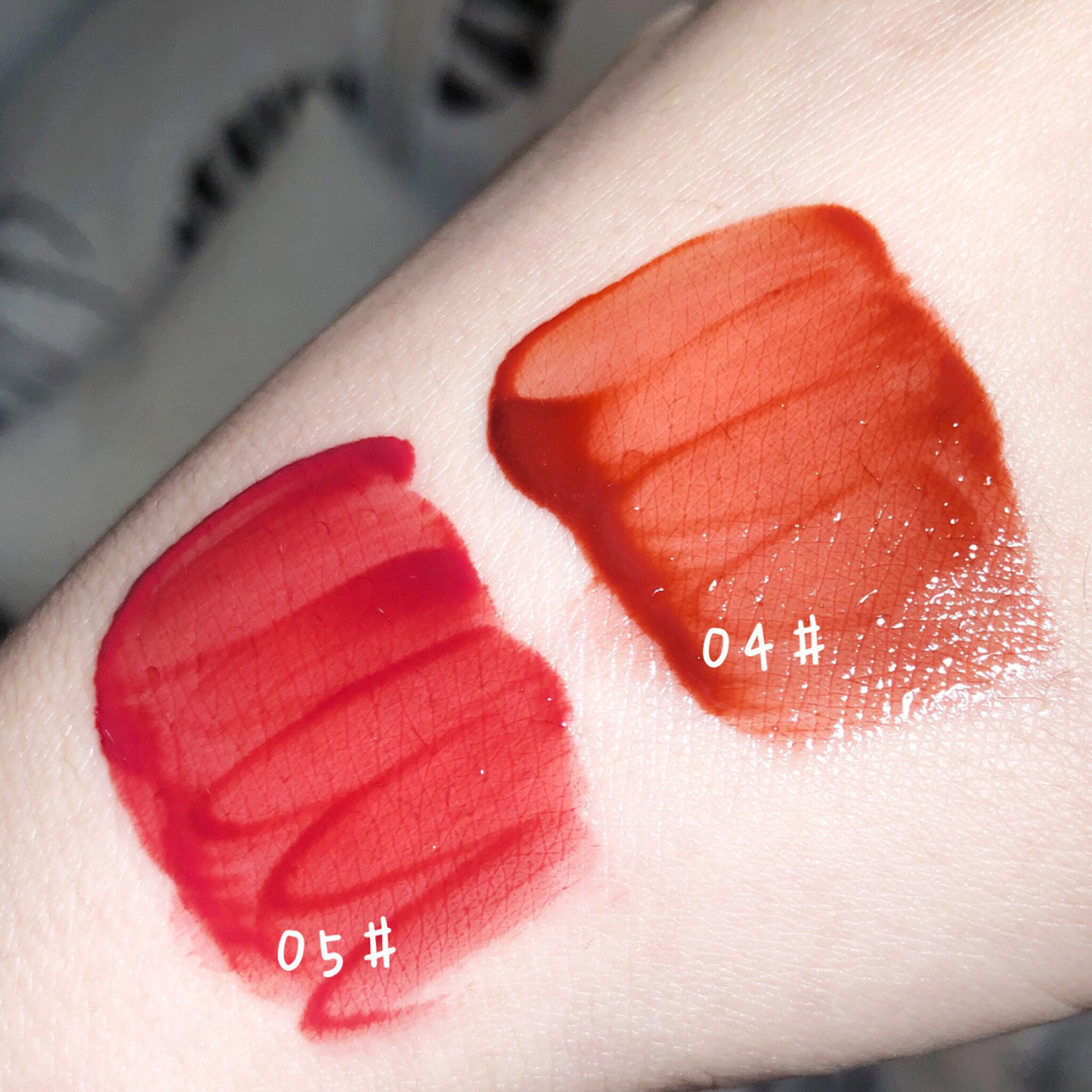 romand新出的水膜唇釉,看了模特小姐姐的视频就买了04和05～(o07ω`