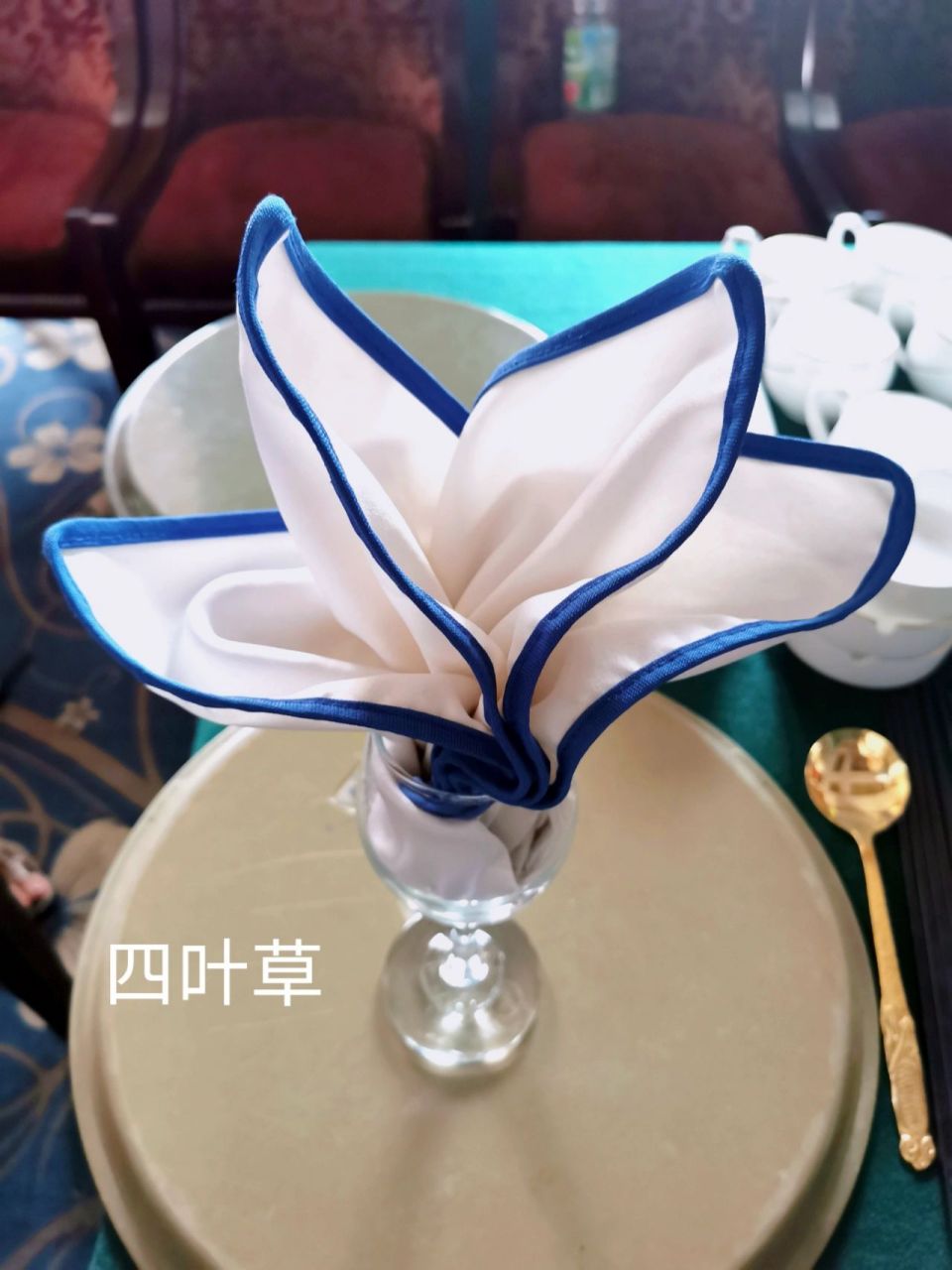 餐巾折花孔雀图片