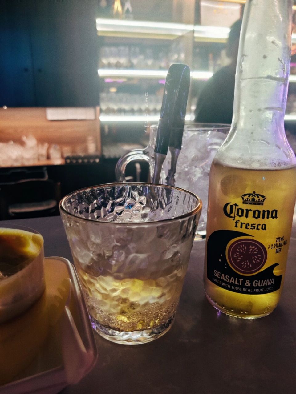 一个人喝酒,真的不是喝闷酒 晚饭后,下楼来酒吧一个人坐一会