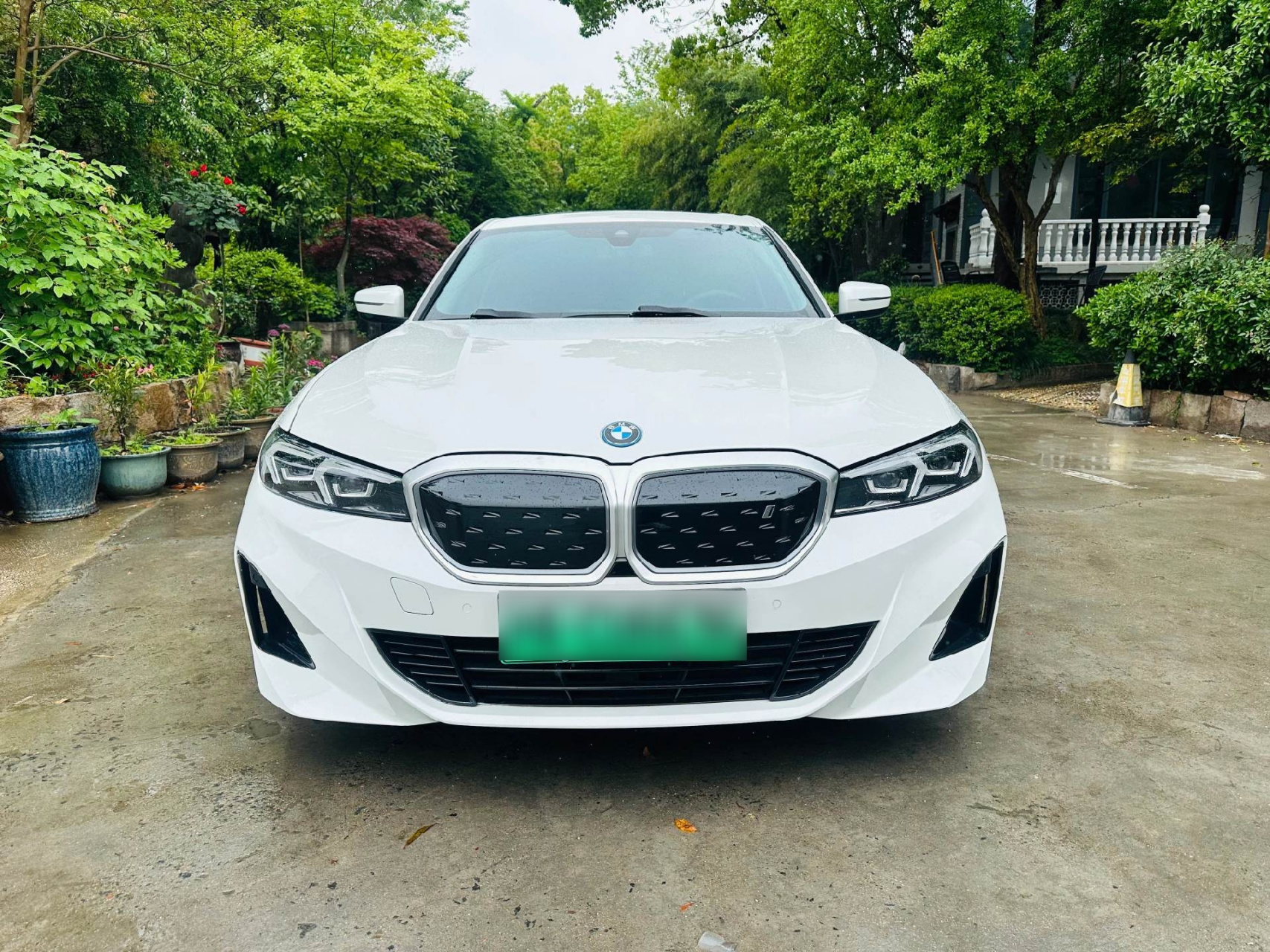 23年上牌宝马i3  edrive35l 续航526  公里数3万 车况小瑕疵 价格便宜