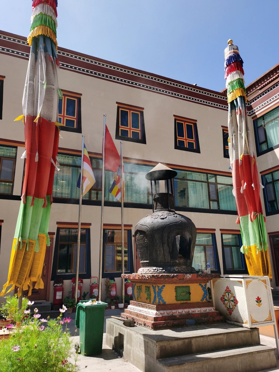 西宁大佛寺 建于990年,是藏传佛教后弘期复兴的圣地.