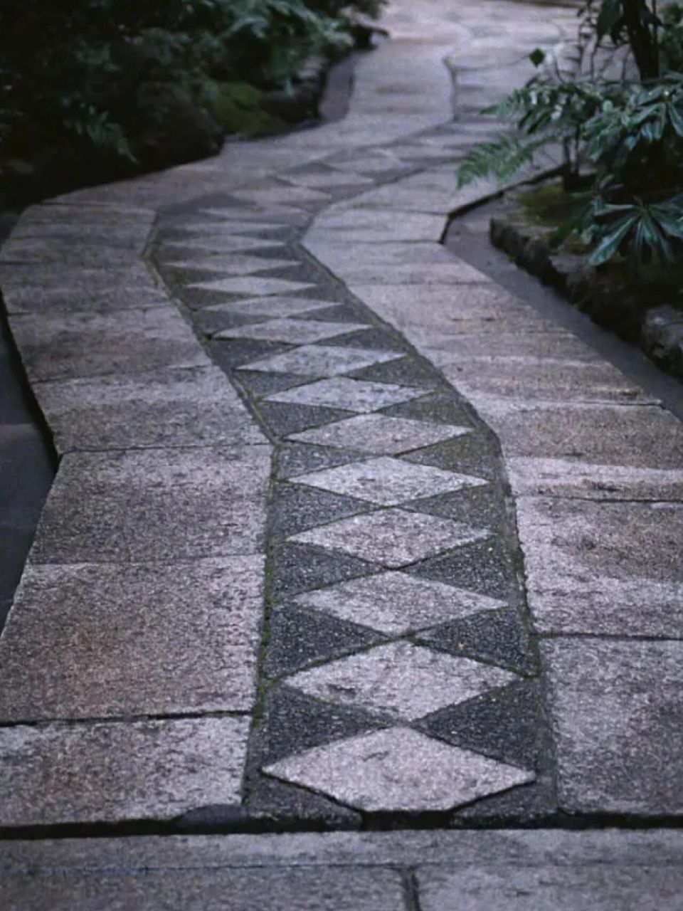 庭院铺装材料——青石板 青石又名天青石,材质石灰石,在明代政治家