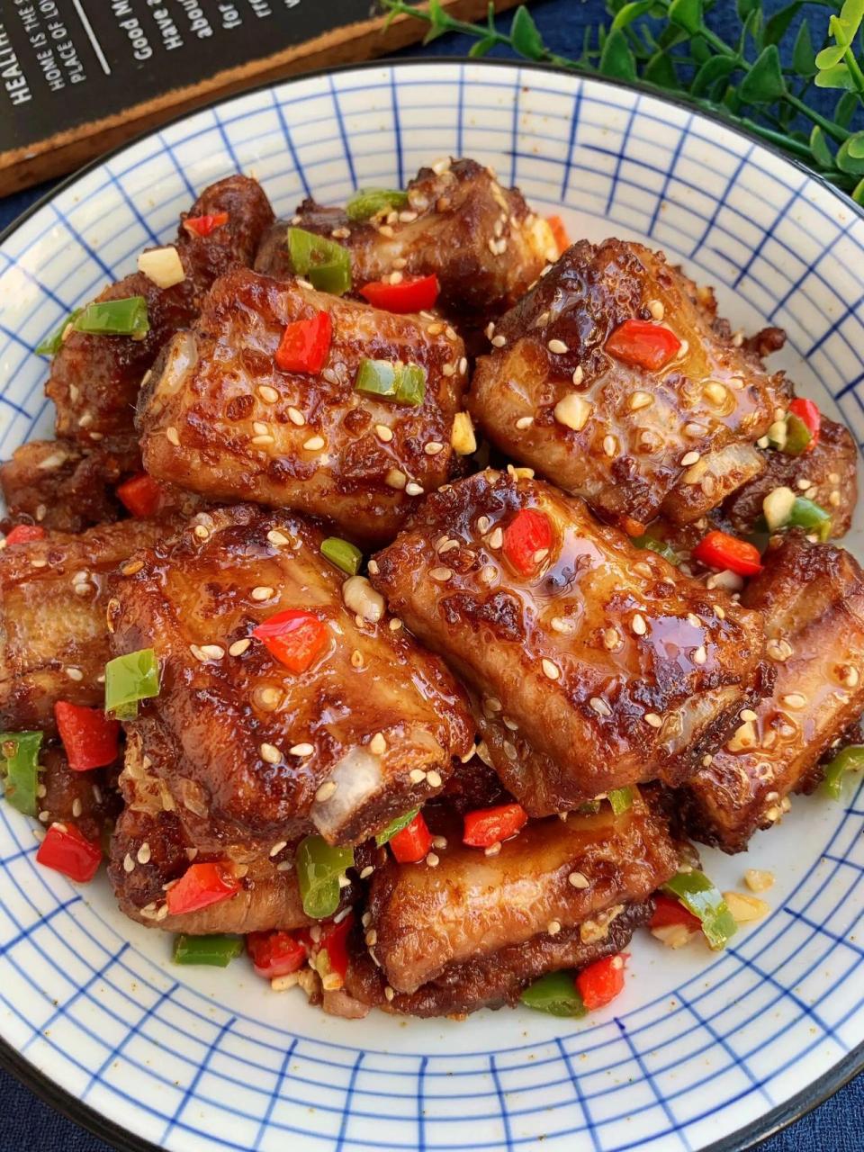 我妈做的椒盐蒜香排骨!真的好吃到舔手指!       今天给大家分享一道!