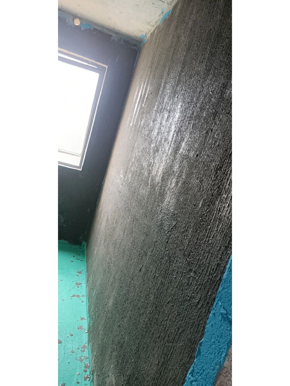 厕所墙面刷了刚性防水以后拉毛.