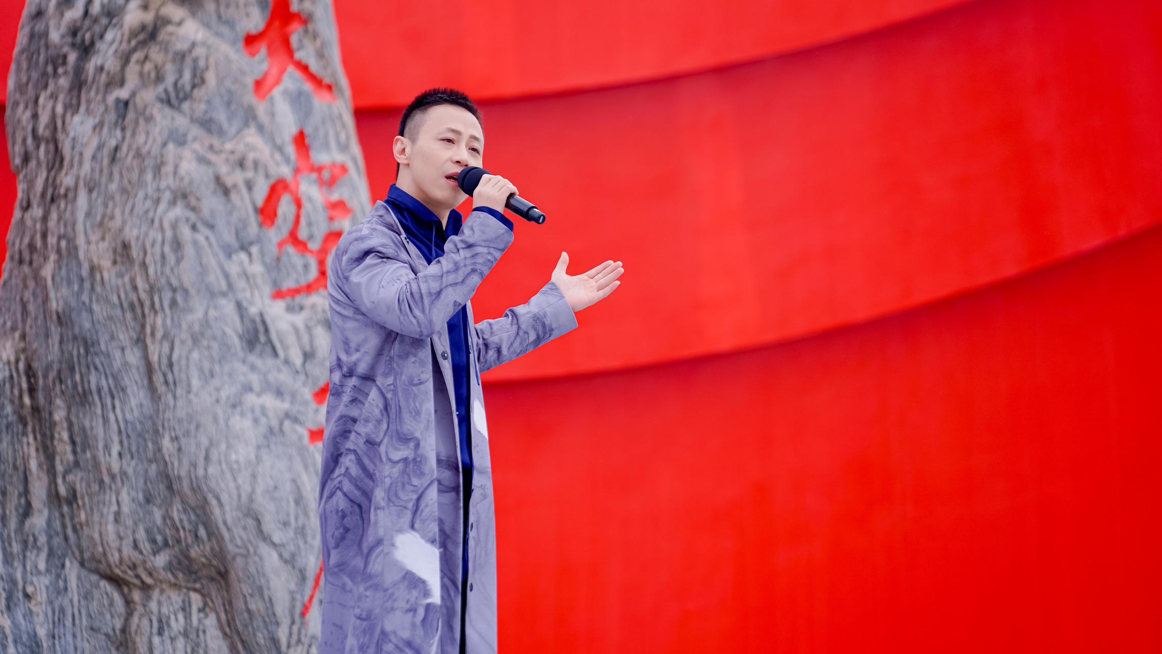 全能唱作人戴荃在第三届中国旅游景区消费升级论坛暨茶卡盐湖开园活动