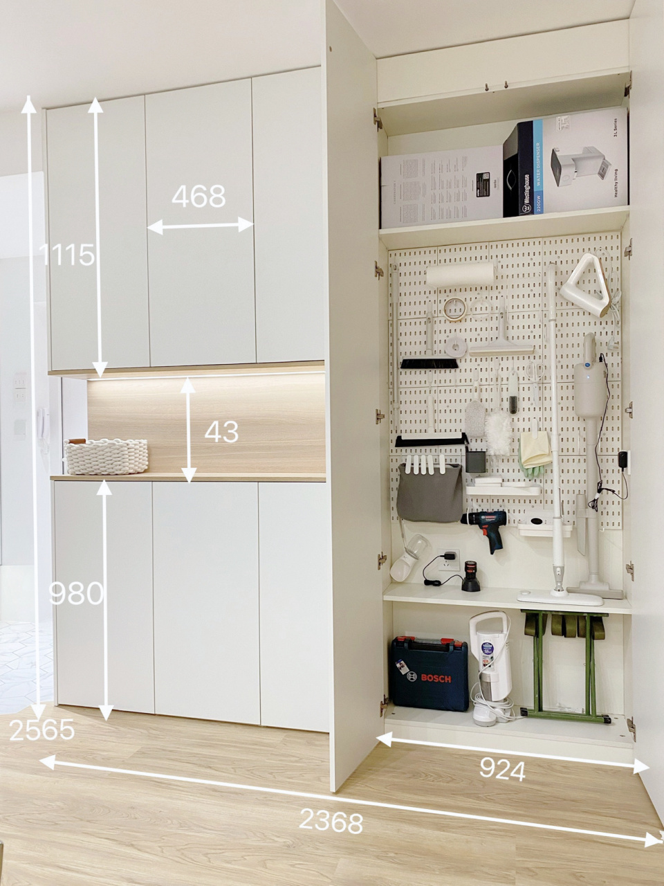 9907这个玄关家政柜是牺牲了主卧门洞大小8公分左右让木工师傅特