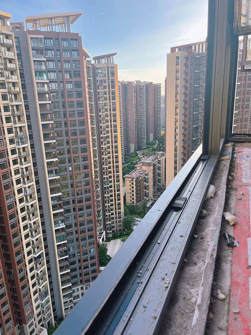 封阳台外窗框防水做不锈钢条,超级美!