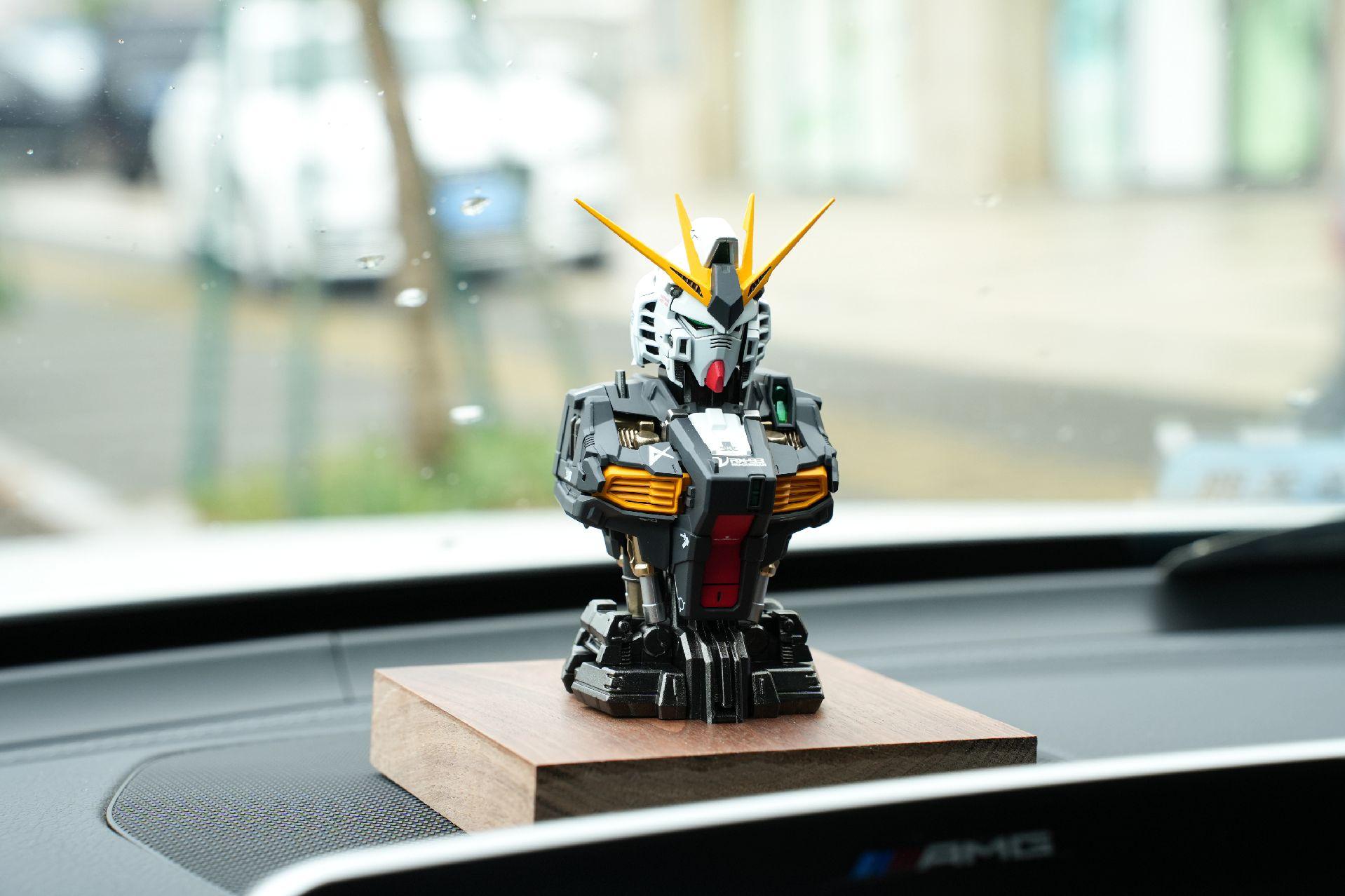 万代扭蛋牛高达胸像,简单喷涂,放在车里前挡还是很不错的