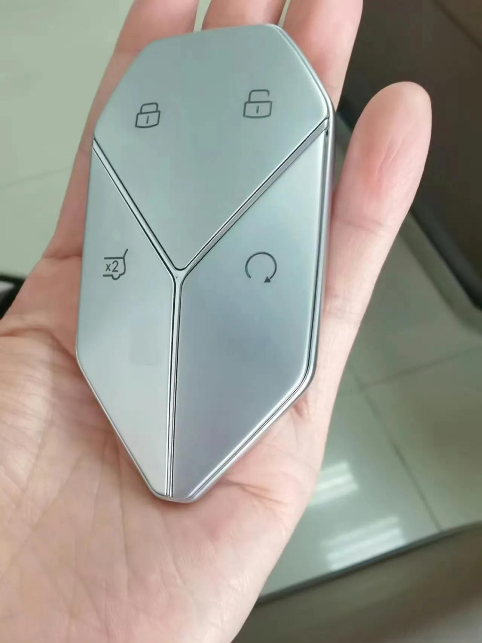 方程豹首款车豹5的钥匙已经曝光了,很有科技感,虽然现在出行基本用nfc