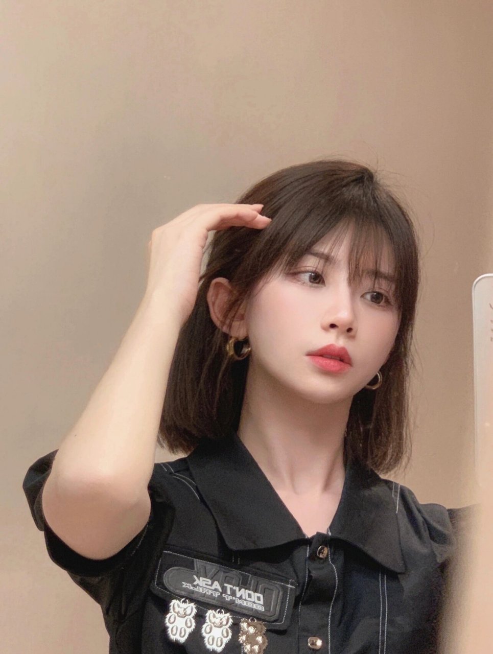 短发扎发|这个鲨鱼夹半丸子头有点酷 最近好久没剪头发 感觉有点看腻