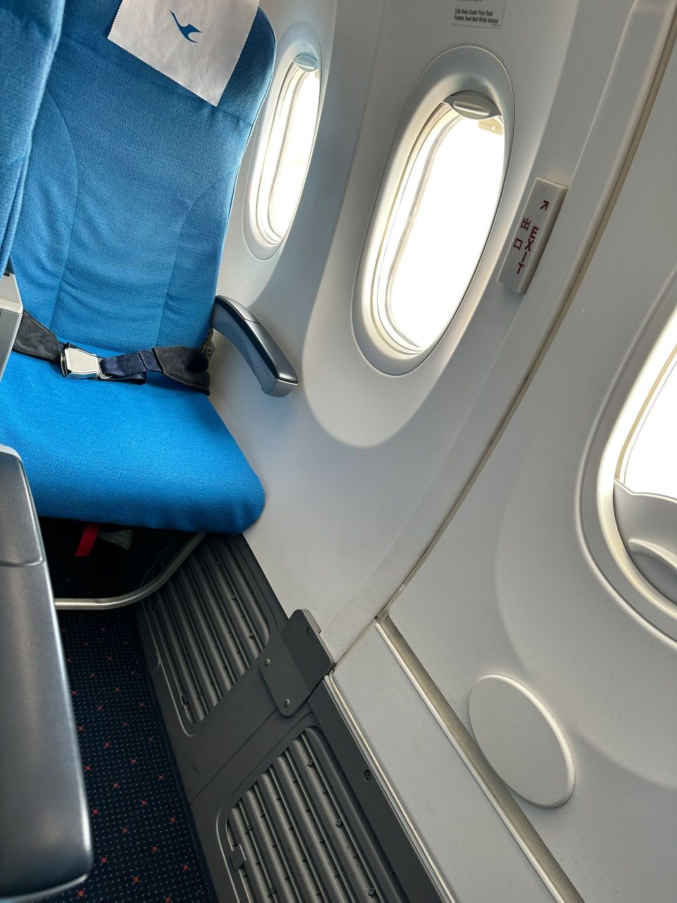 厦门航空波音737(中)紧急出口位置 座椅靠背不能调节舒适度一般 55/56