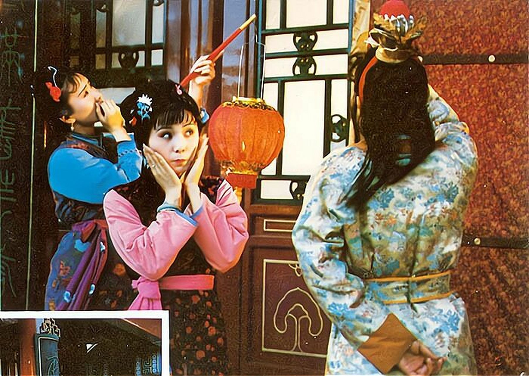 前言:袭人和晴雯原本皆是贾母身边之人,后面都被贾母赏给贾宝玉,两人