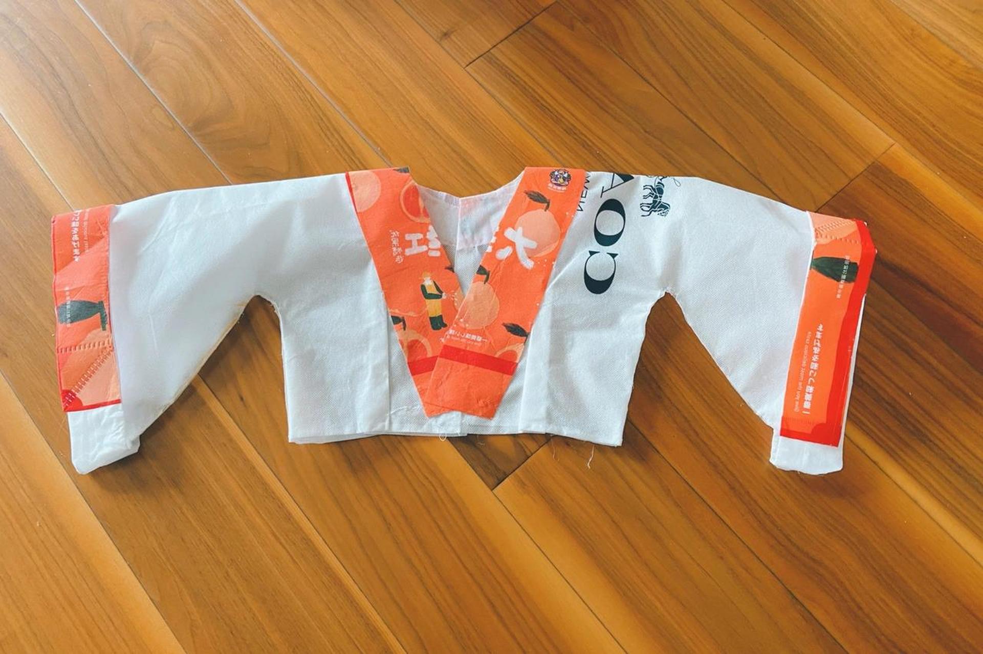 001|环保材料手工汉服 这个环保汉服是闻闻小朋友的幼儿园作业.