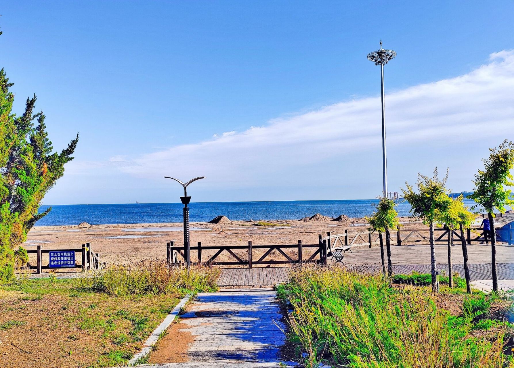 大连长兴岛2日游 定位长兴岛海滨公园 蓝天白云 海很蓝人很少